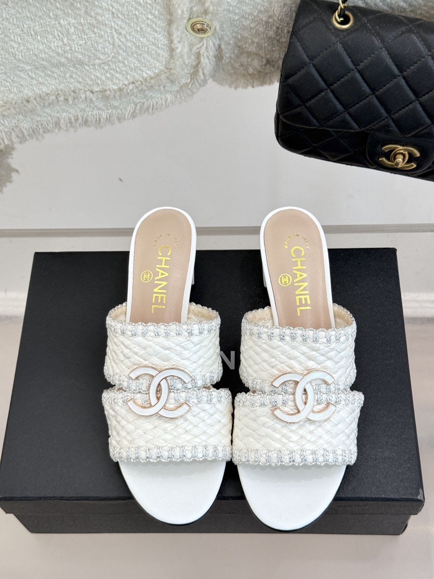 
CHANE* ｜小香25。春夏新品
双C编织猫跟拖鞋
鞋面采用原版定制材质
内里垫脚均为丝绸羊皮
意大