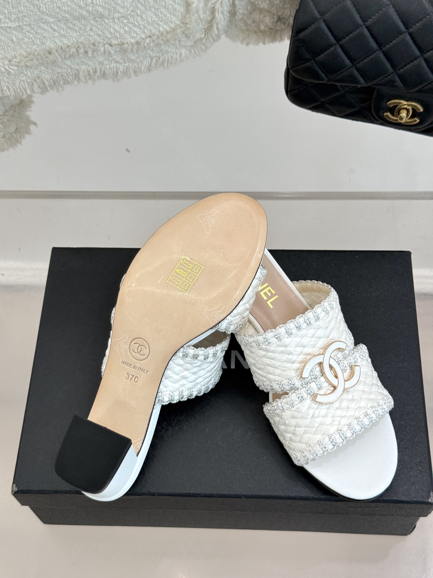 
CHANE* ｜小香25。春夏新品
双C编织猫跟拖鞋
鞋面采用原版定制材质
内里垫脚均为丝绸羊皮
意大