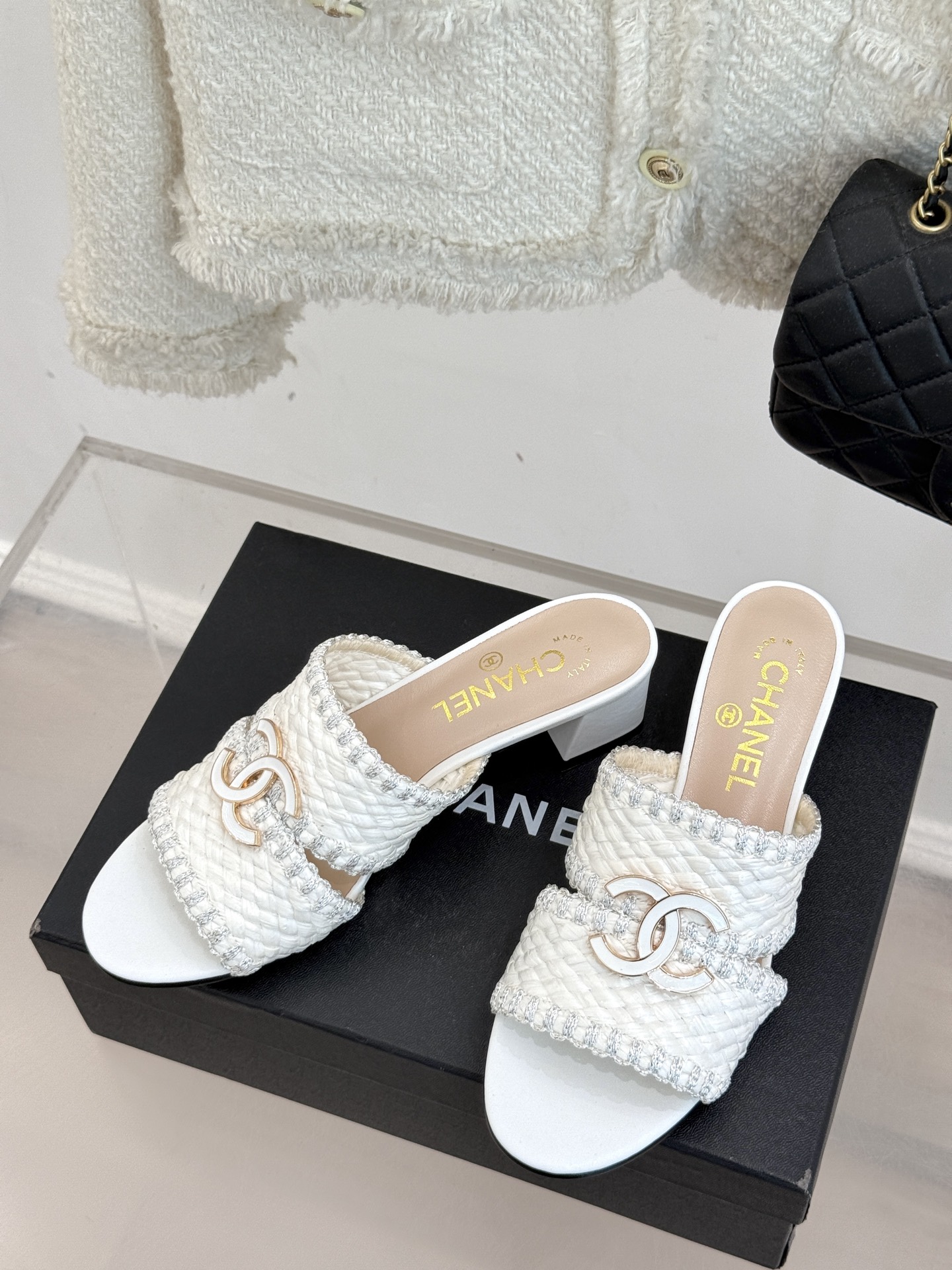 
CHANE* ｜小香25。春夏新品
双C编织猫跟拖鞋
鞋面采用原版定制材质
内里垫脚均为丝绸羊皮
意大