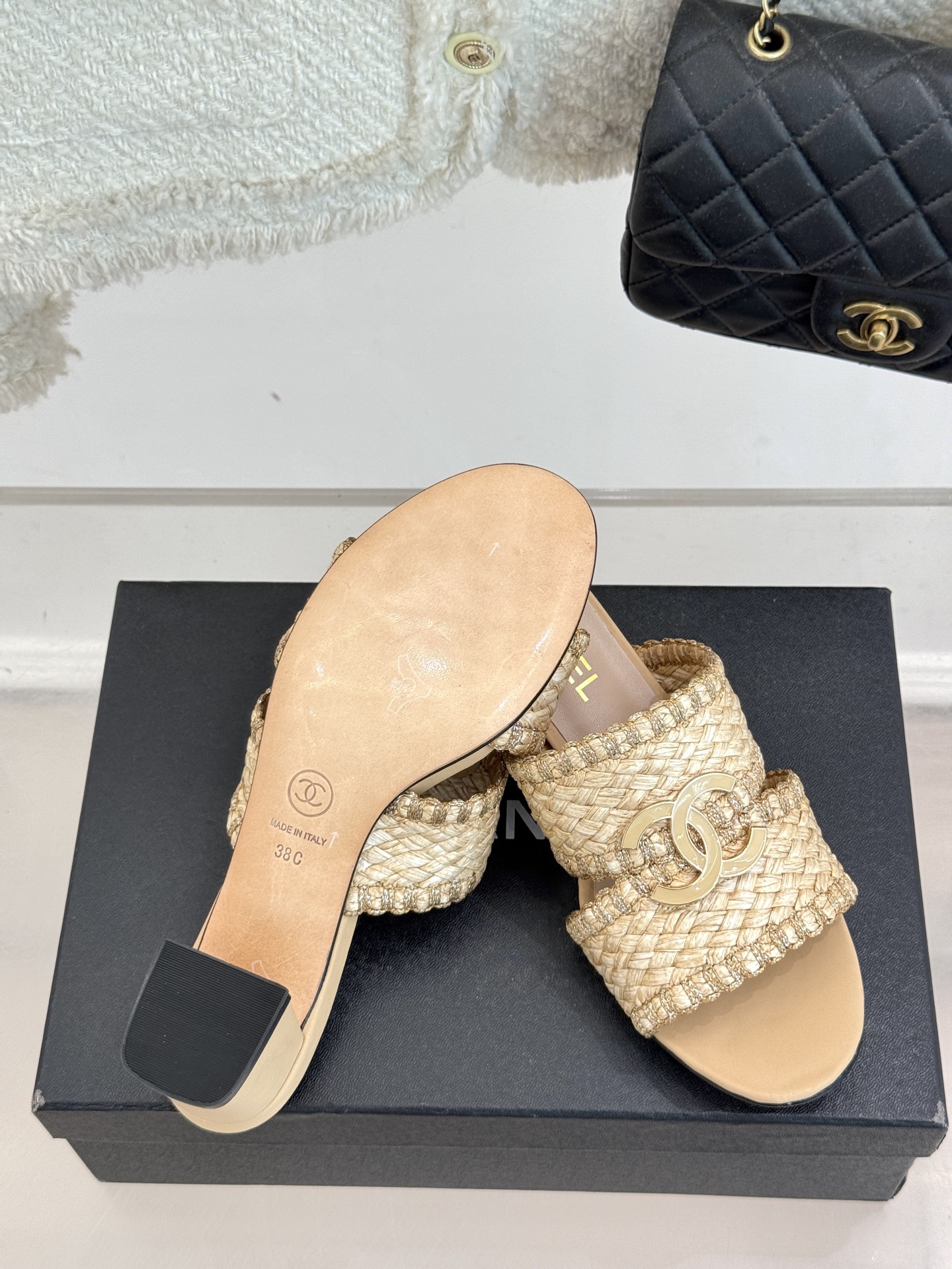 
CHANE* ｜小香25。春夏新品
双C编织猫跟拖鞋
鞋面采用原版定制材质
内里垫脚均为丝绸羊皮
意大