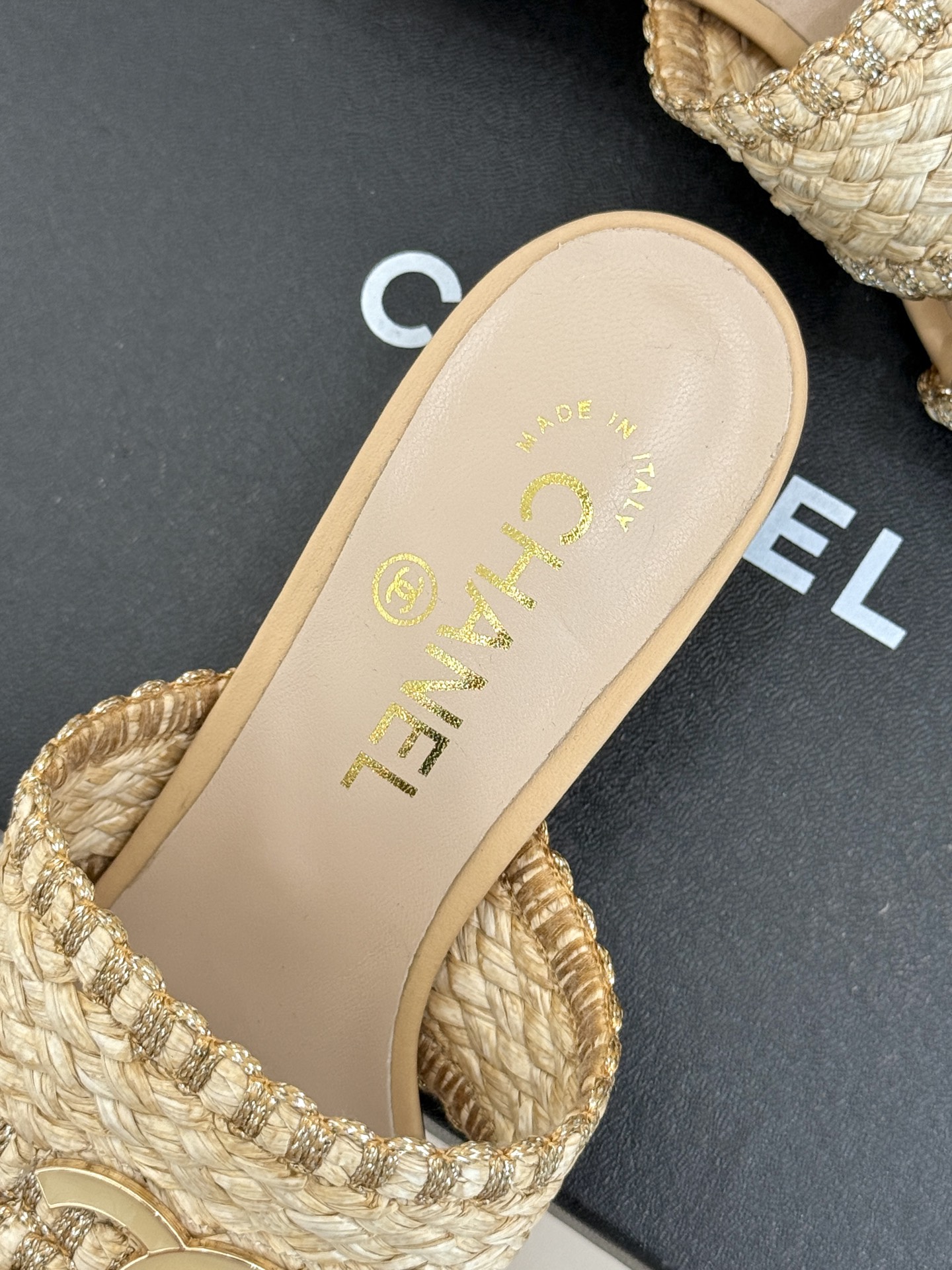 
CHANE* ｜小香25。春夏新品
双C编织猫跟拖鞋
鞋面采用原版定制材质
内里垫脚均为丝绸羊皮
意大