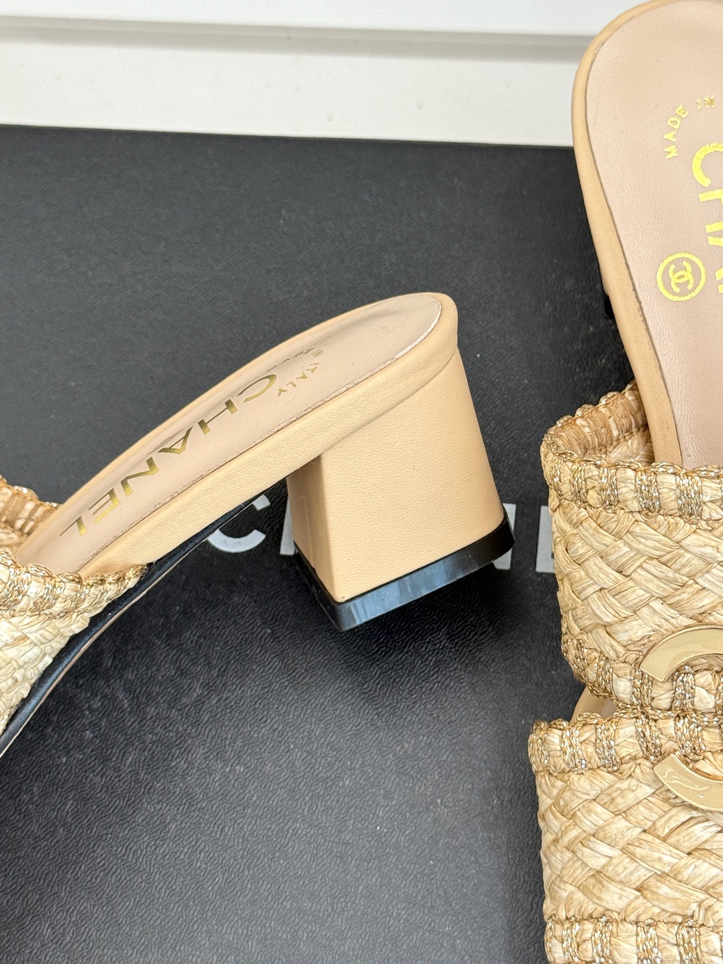 
CHANE* ｜小香25。春夏新品
双C编织猫跟拖鞋
鞋面采用原版定制材质
内里垫脚均为丝绸羊皮
意大