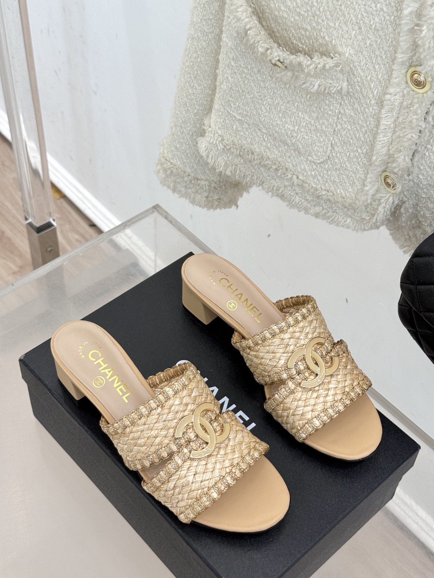 
CHANE* ｜小香25。春夏新品
双C编织猫跟拖鞋
鞋面采用原版定制材质
内里垫脚均为丝绸羊皮
意大
