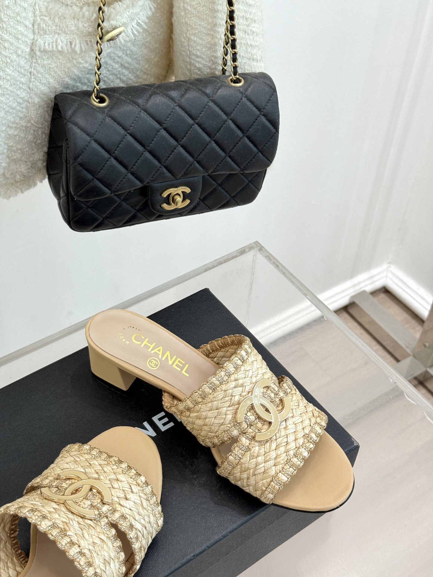 
CHANE* ｜小香25。春夏新品
双C编织猫跟拖鞋
鞋面采用原版定制材质
内里垫脚均为丝绸羊皮
意大