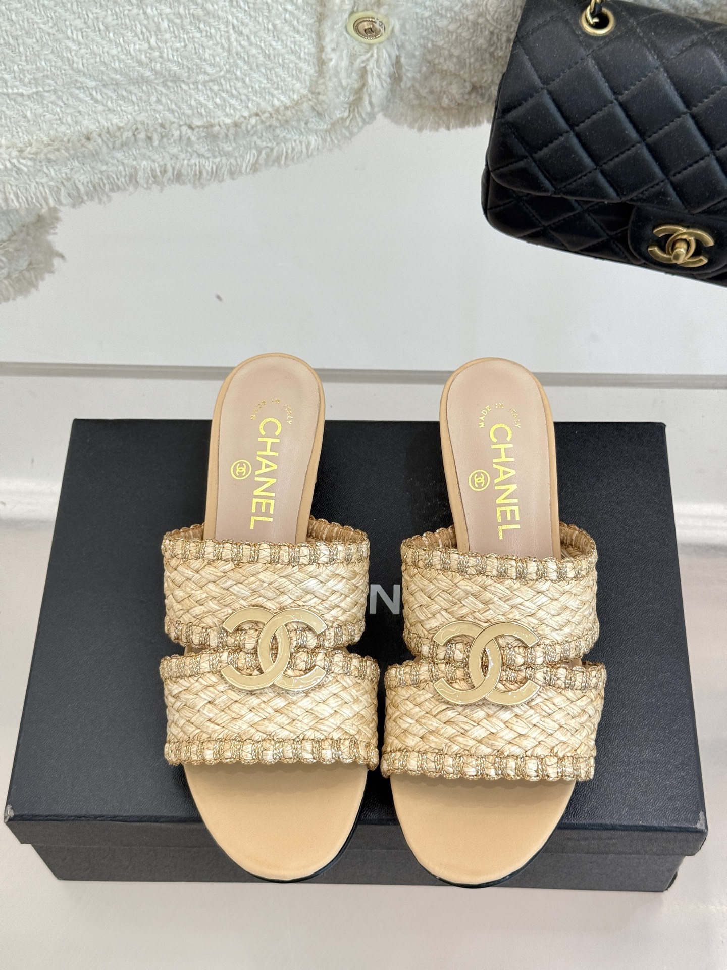 
CHANE* ｜小香25。春夏新品
双C编织猫跟拖鞋
鞋面采用原版定制材质
内里垫脚均为丝绸羊皮
意大