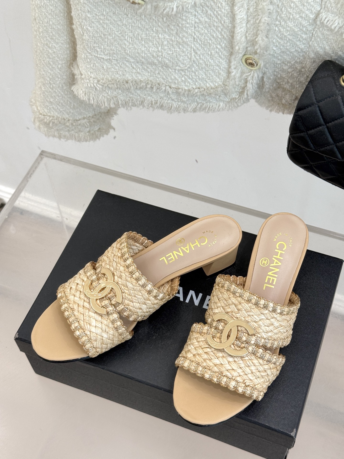 
CHANE* ｜小香25。春夏新品
双C编织猫跟拖鞋
鞋面采用原版定制材质
内里垫脚均为丝绸羊皮
意大