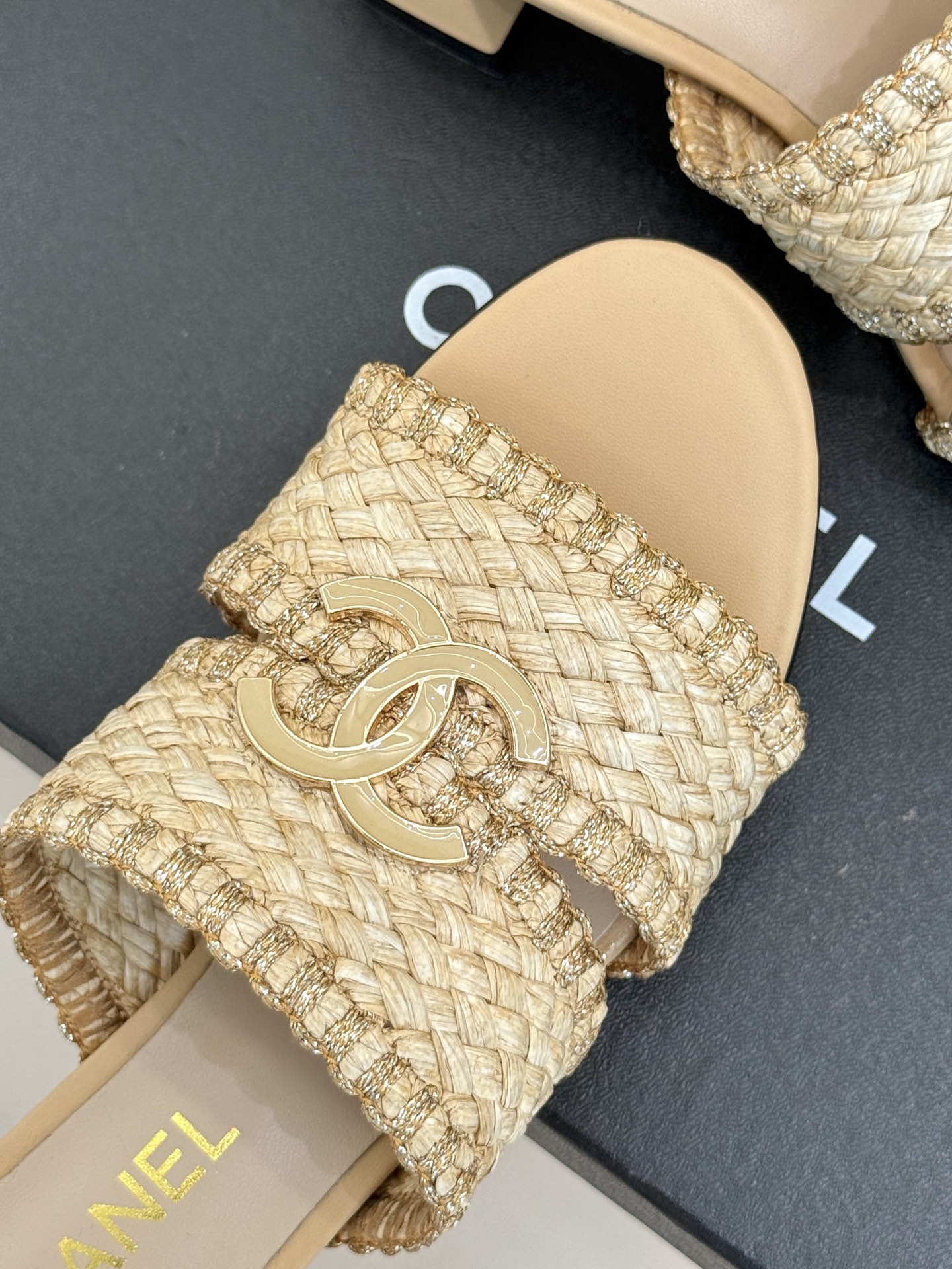 
CHANE* ｜小香25。春夏新品
双C编织猫跟拖鞋
鞋面采用原版定制材质
内里垫脚均为丝绸羊皮
意大
