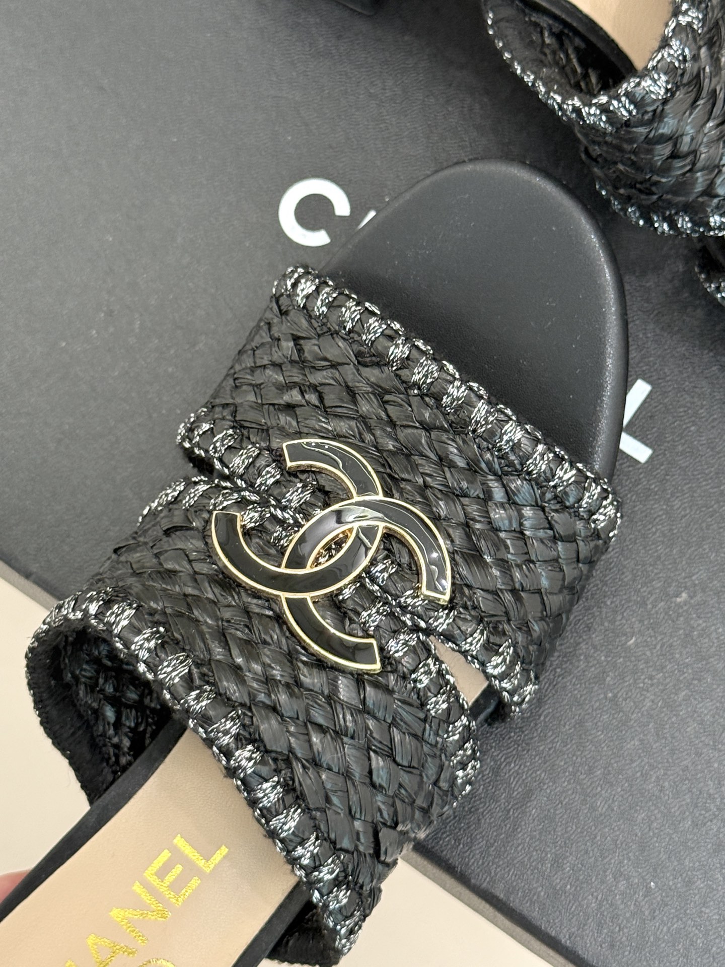 
CHANE* ｜小香25。春夏新品
双C编织猫跟拖鞋
鞋面采用原版定制材质
内里垫脚均为丝绸羊皮
意大