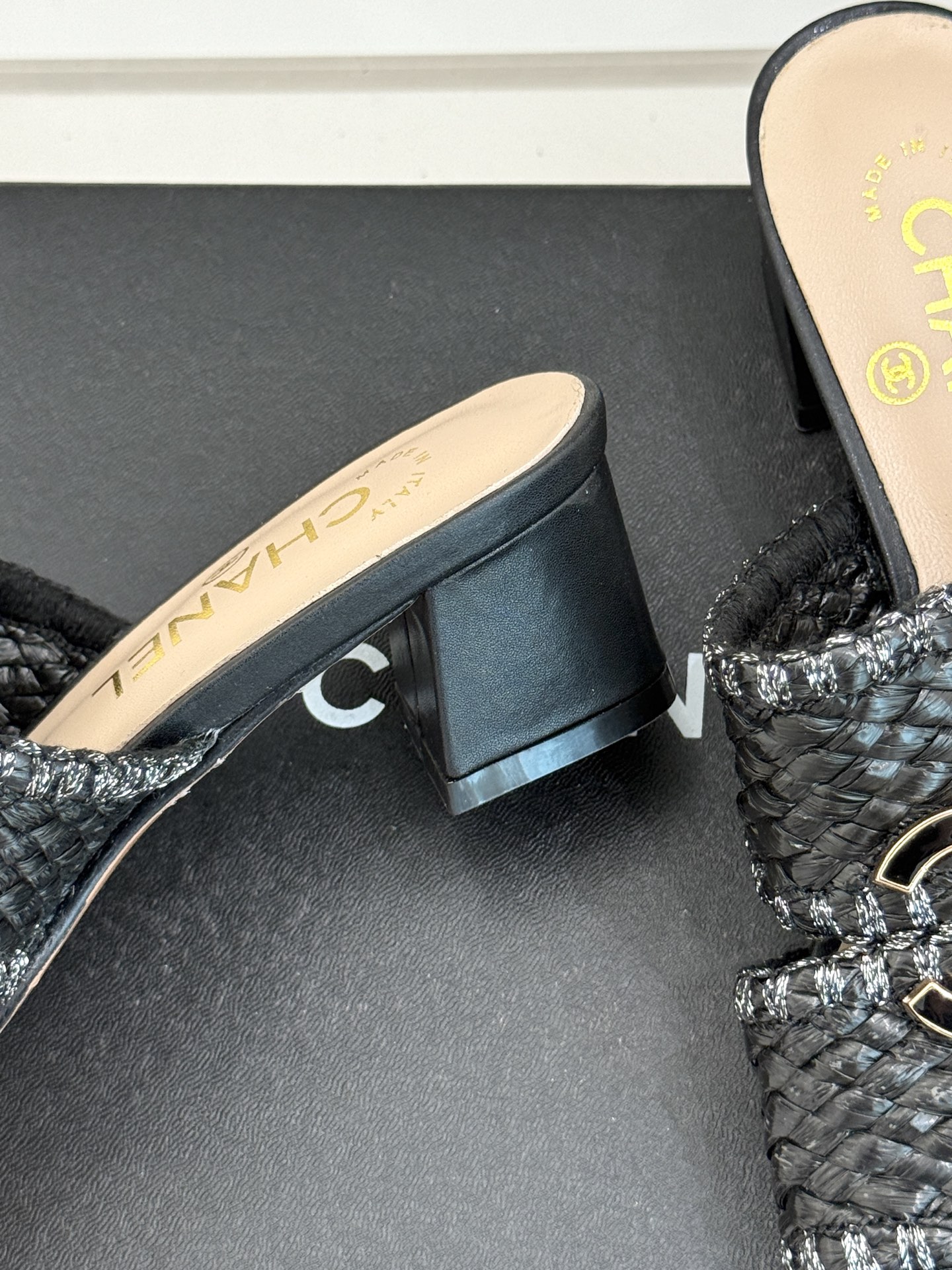 
CHANE* ｜小香25。春夏新品
双C编织猫跟拖鞋
鞋面采用原版定制材质
内里垫脚均为丝绸羊皮
意大