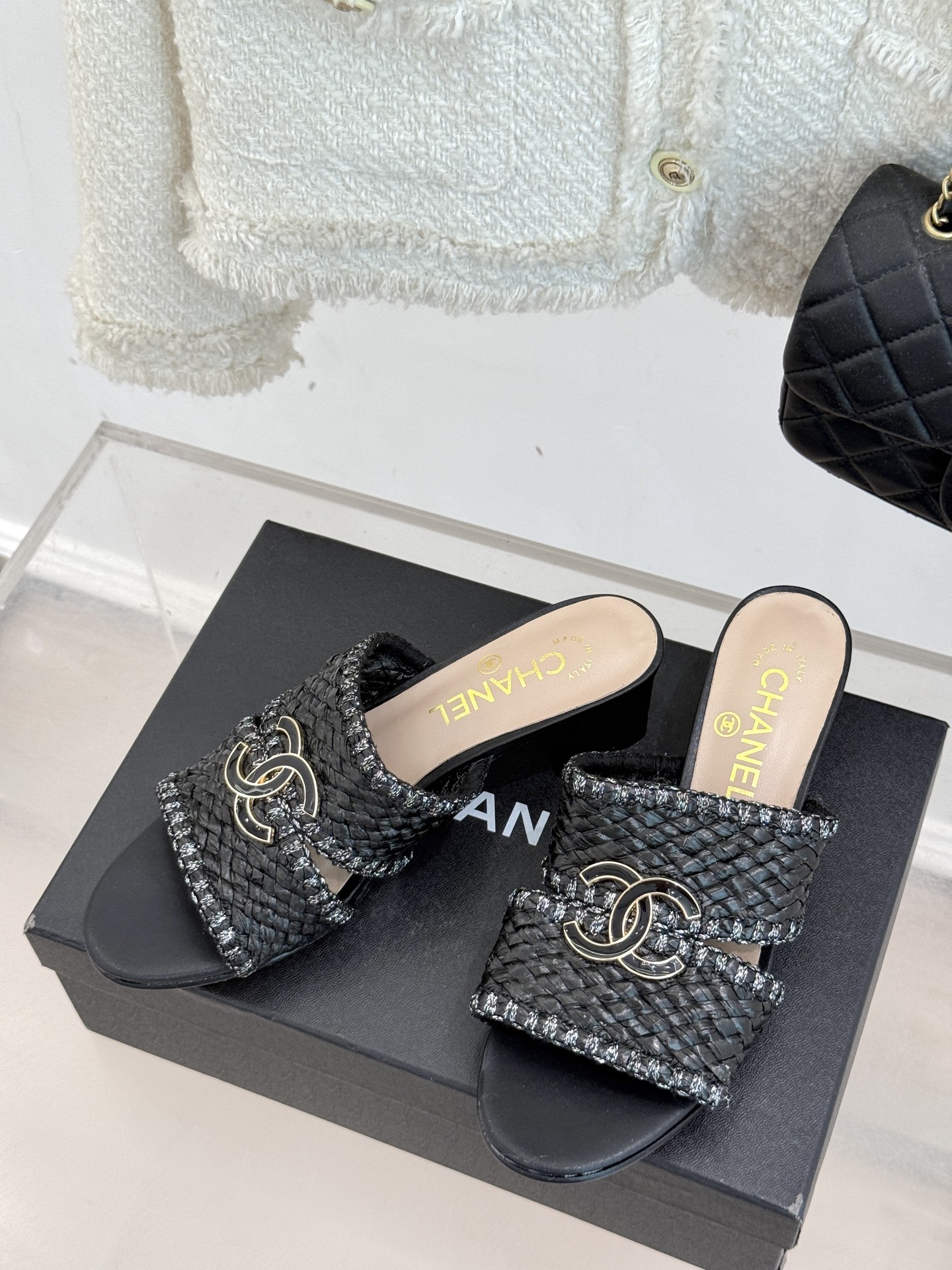 
CHANE* ｜小香25。春夏新品
双C编织猫跟拖鞋
鞋面采用原版定制材质
内里垫脚均为丝绸羊皮
意大