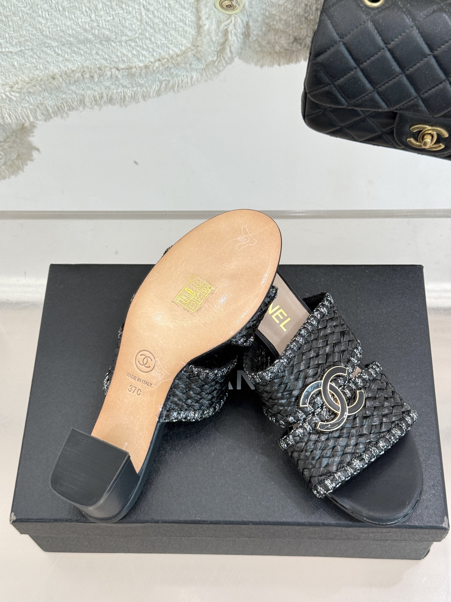
CHANE* ｜小香25。春夏新品
双C编织猫跟拖鞋
鞋面采用原版定制材质
内里垫脚均为丝绸羊皮
意大