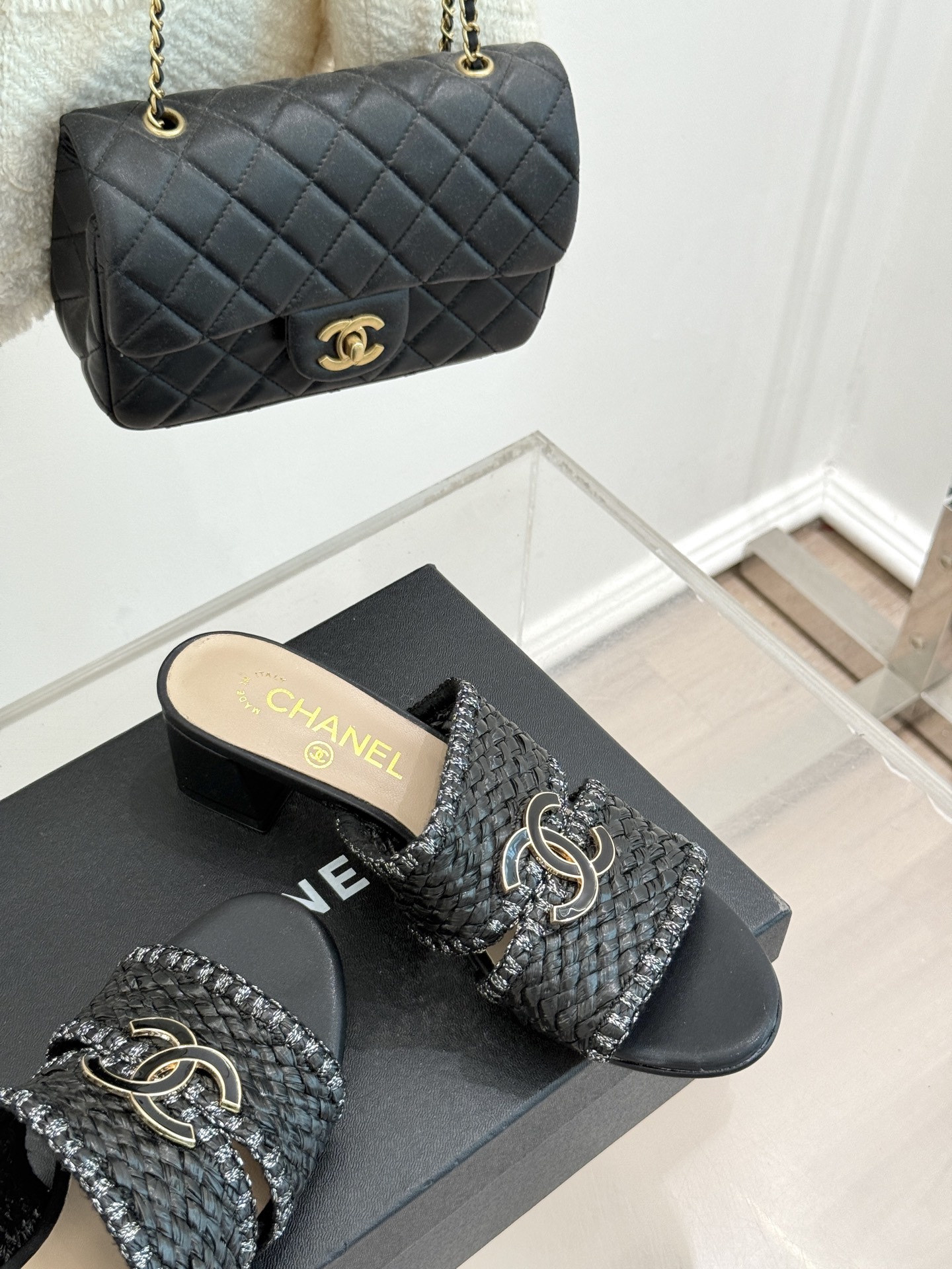 
CHANE* ｜小香25。春夏新品
双C编织猫跟拖鞋
鞋面采用原版定制材质
内里垫脚均为丝绸羊皮
意大