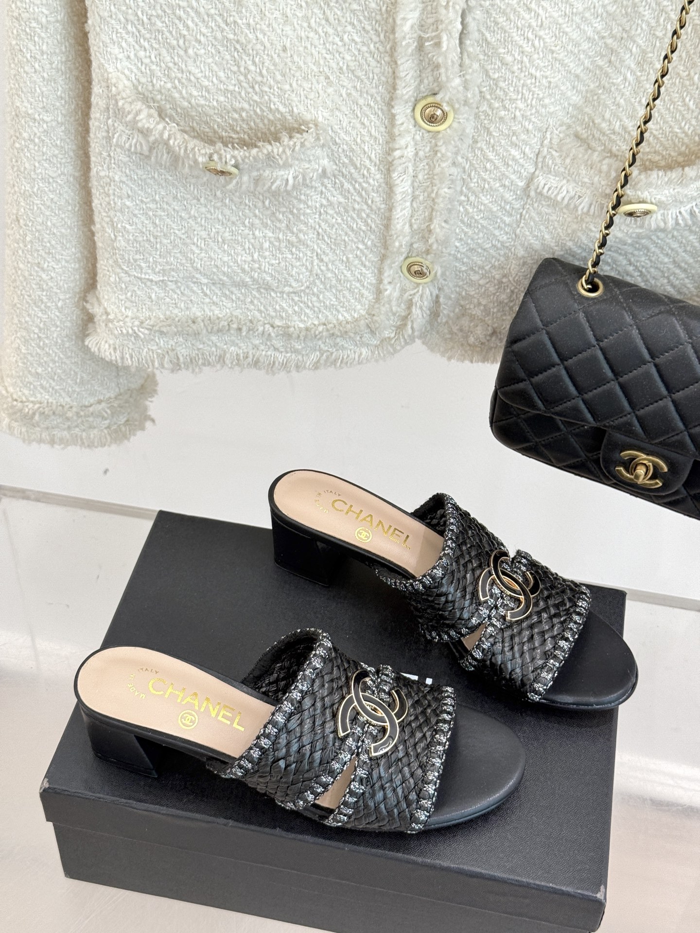 
CHANE* ｜小香25。春夏新品
双C编织猫跟拖鞋
鞋面采用原版定制材质
内里垫脚均为丝绸羊皮
意大