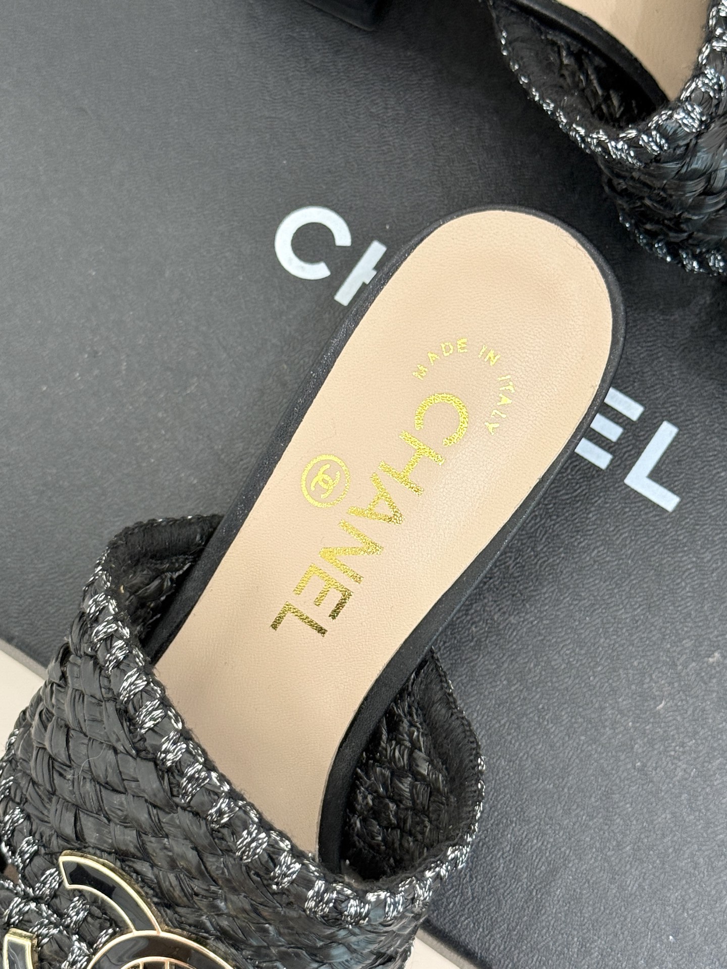 
CHANE* ｜小香25。春夏新品
双C编织猫跟拖鞋
鞋面采用原版定制材质
内里垫脚均为丝绸羊皮
意大