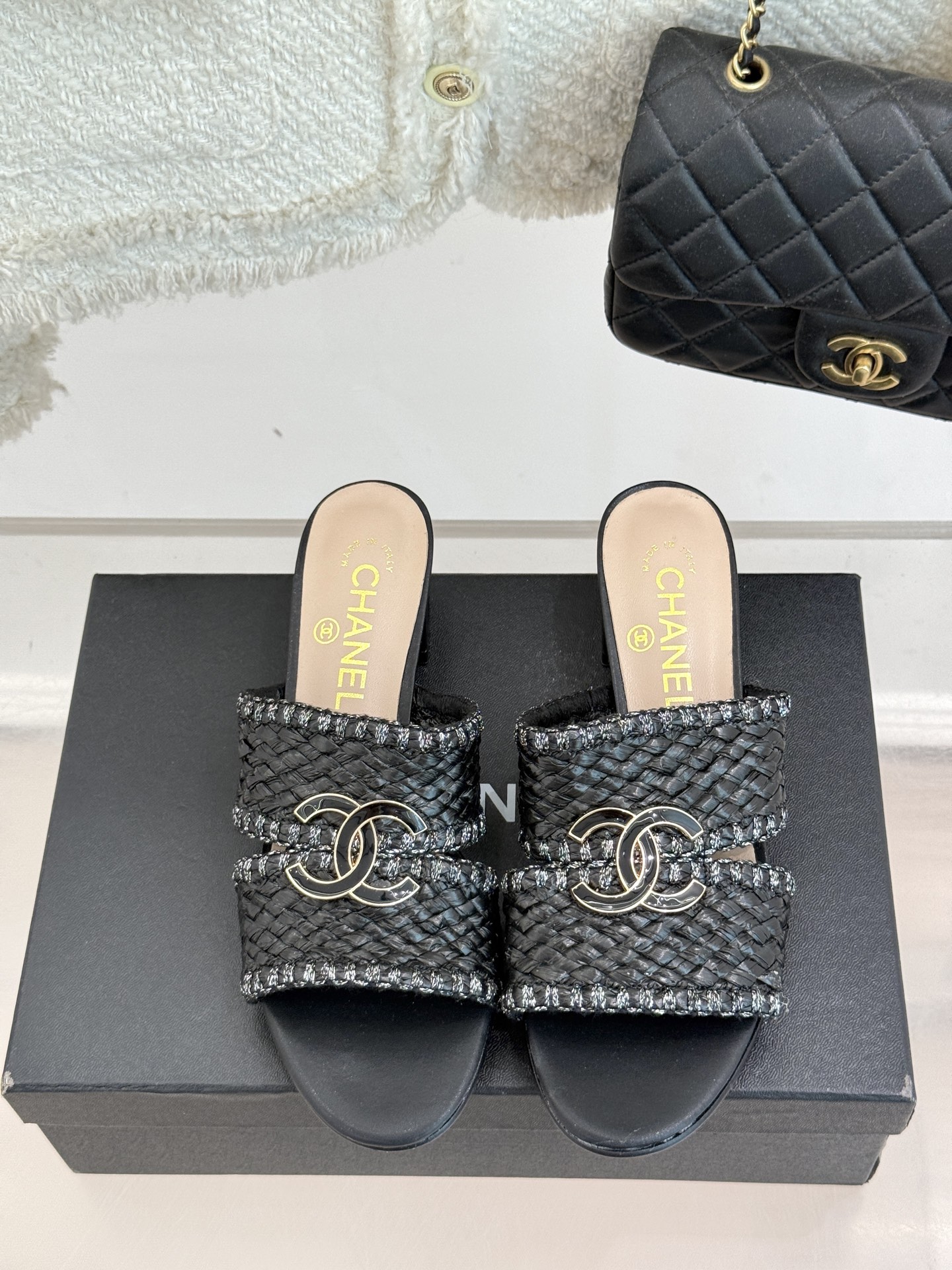 
CHANE* ｜小香25。春夏新品
双C编织猫跟拖鞋
鞋面采用原版定制材质
内里垫脚均为丝绸羊皮
意大