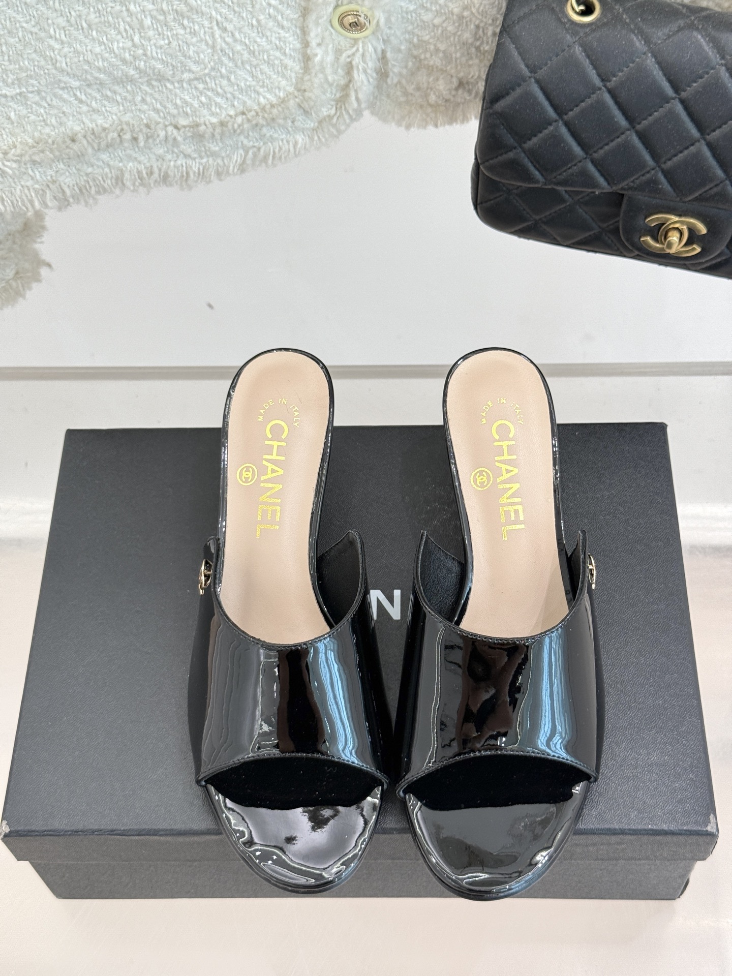 
CHANE* ｜小香25。春夏新品
双C猫跟拖鞋
鞋面采用原版定制皮料
内里垫脚均为丝绸羊皮
意大利进
