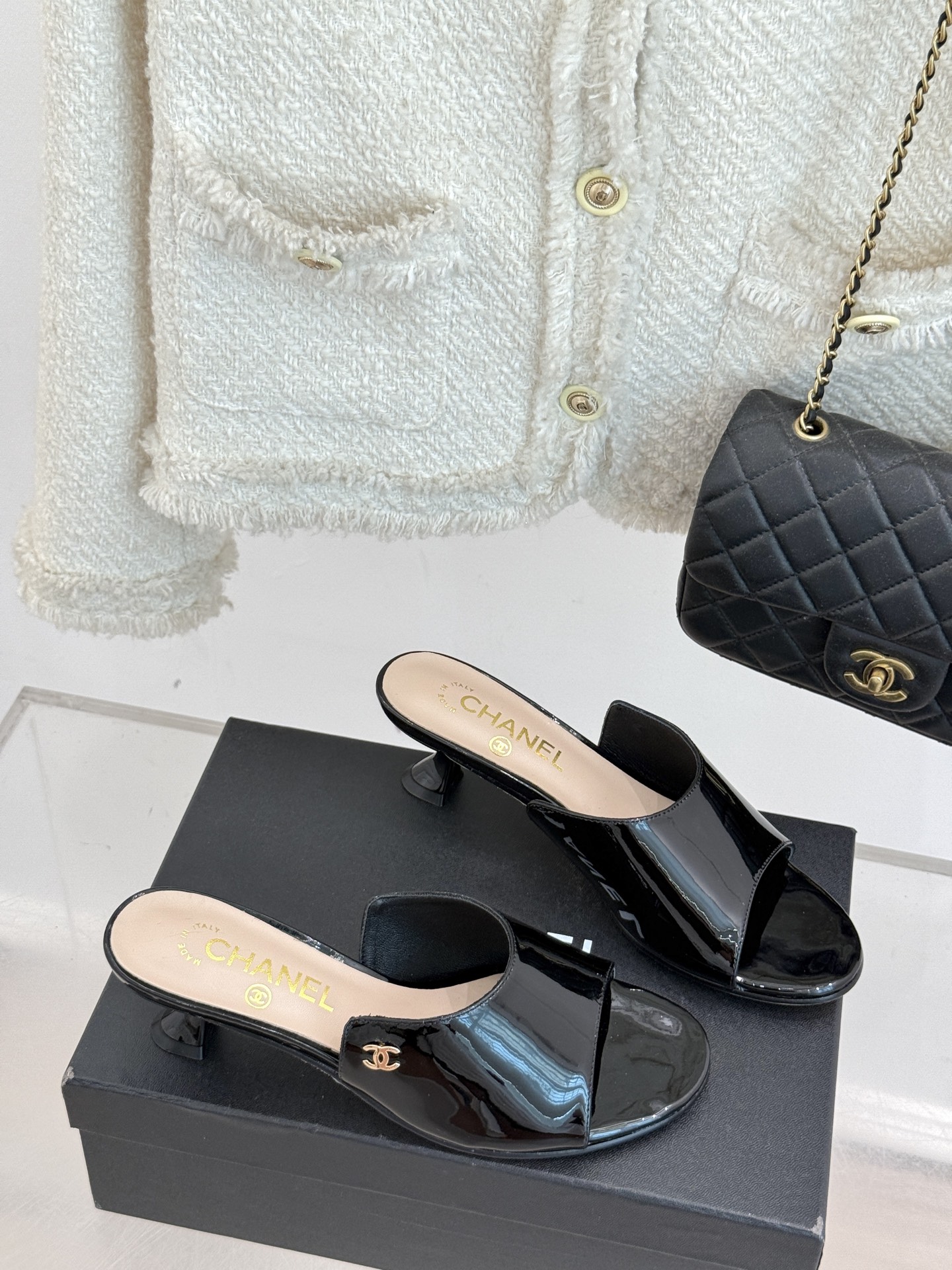 
CHANE* ｜小香25。春夏新品
双C猫跟拖鞋
鞋面采用原版定制皮料
内里垫脚均为丝绸羊皮
意大利进