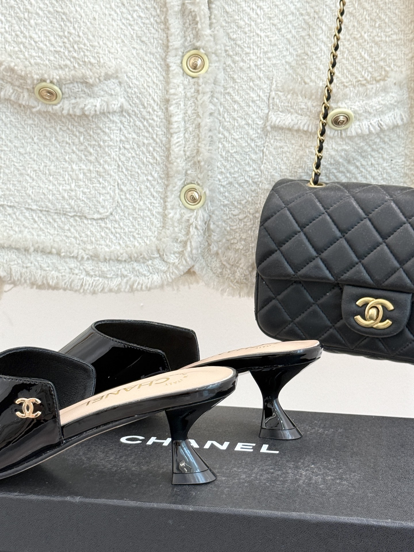 
CHANE* ｜小香25。春夏新品
双C猫跟拖鞋
鞋面采用原版定制皮料
内里垫脚均为丝绸羊皮
意大利进