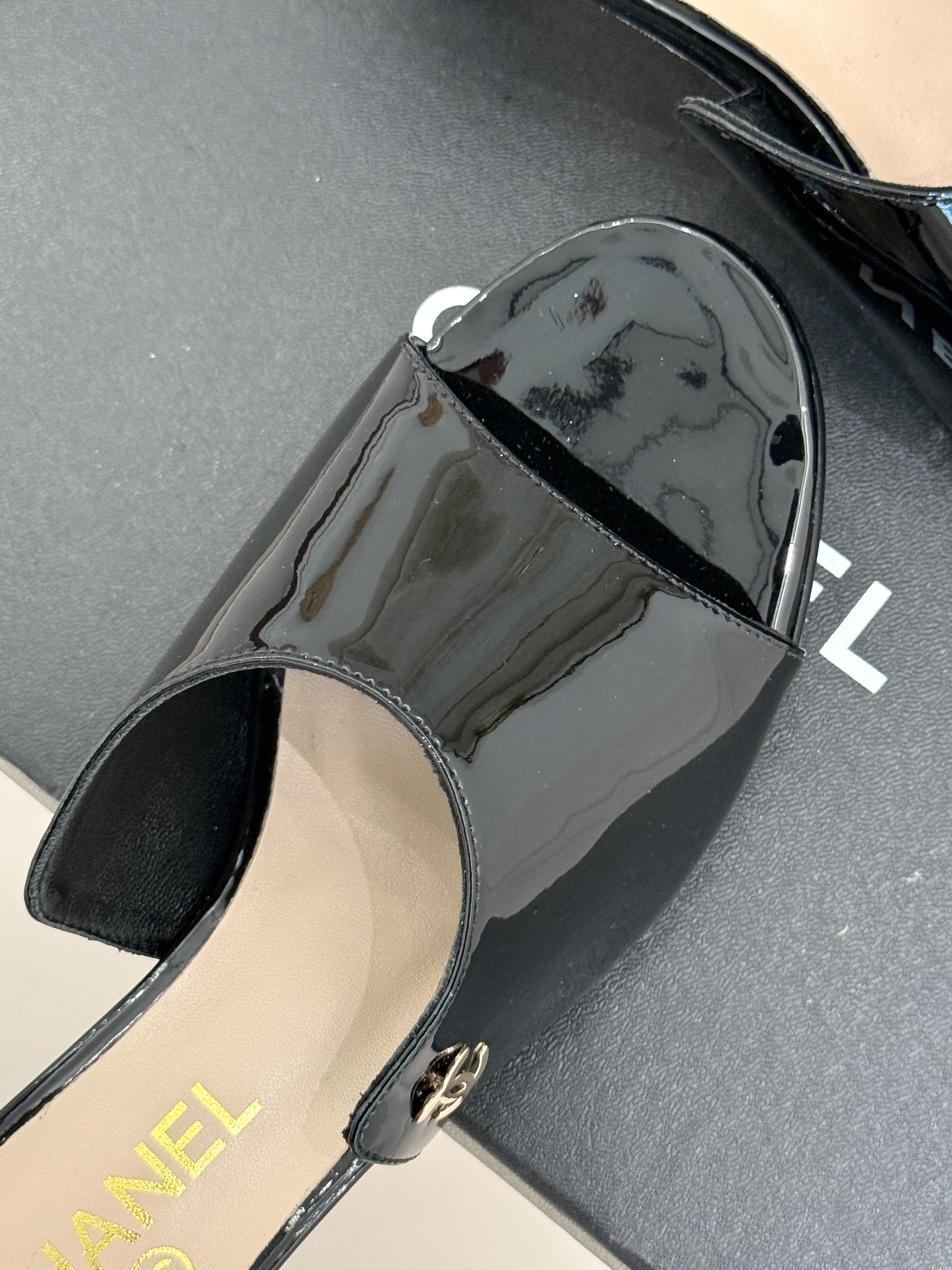 
CHANE* ｜小香25。春夏新品
双C猫跟拖鞋
鞋面采用原版定制皮料
内里垫脚均为丝绸羊皮
意大利进