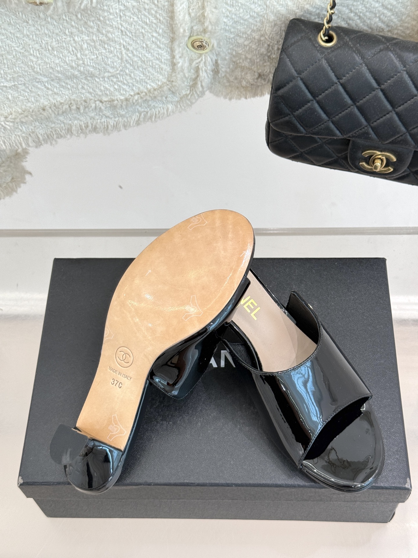 
CHANE* ｜小香25。春夏新品
双C猫跟拖鞋
鞋面采用原版定制皮料
内里垫脚均为丝绸羊皮
意大利进
