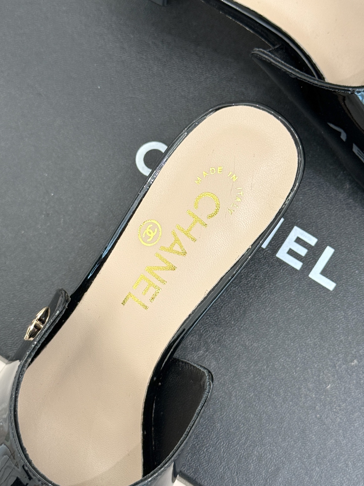 
CHANE* ｜小香25。春夏新品
双C猫跟拖鞋
鞋面采用原版定制皮料
内里垫脚均为丝绸羊皮
意大利进