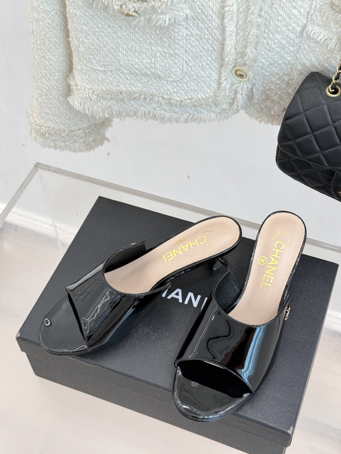 
CHANE* ｜小香25。春夏新品
双C猫跟拖鞋
鞋面采用原版定制皮料
内里垫脚均为丝绸羊皮
意大利进