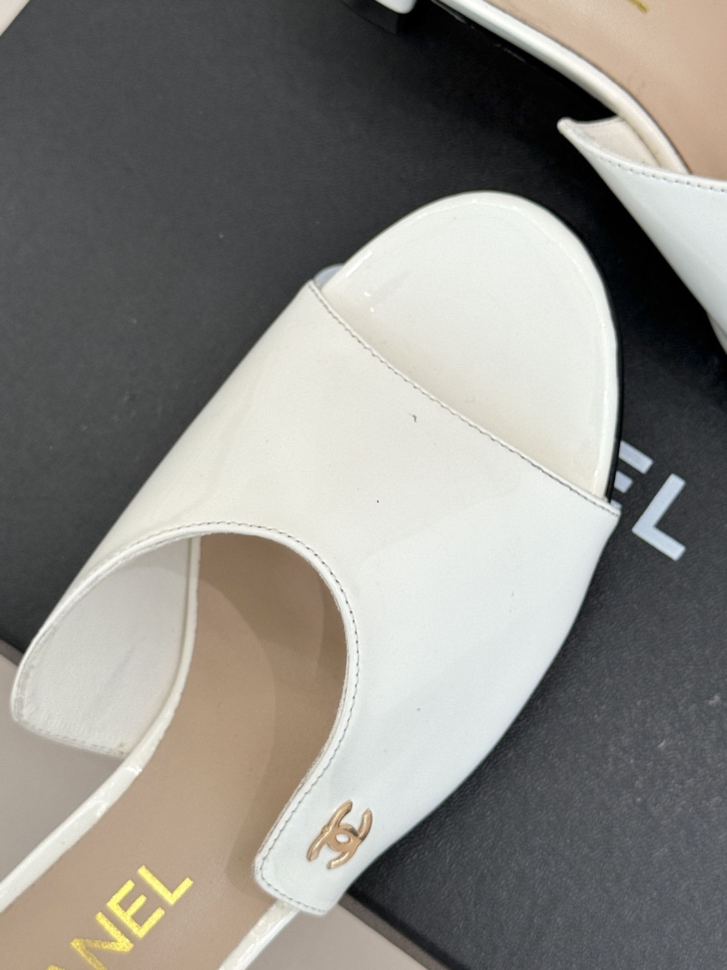 
CHANE* ｜小香25。春夏新品
双C猫跟拖鞋
鞋面采用原版定制皮料
内里垫脚均为丝绸羊皮
意大利进