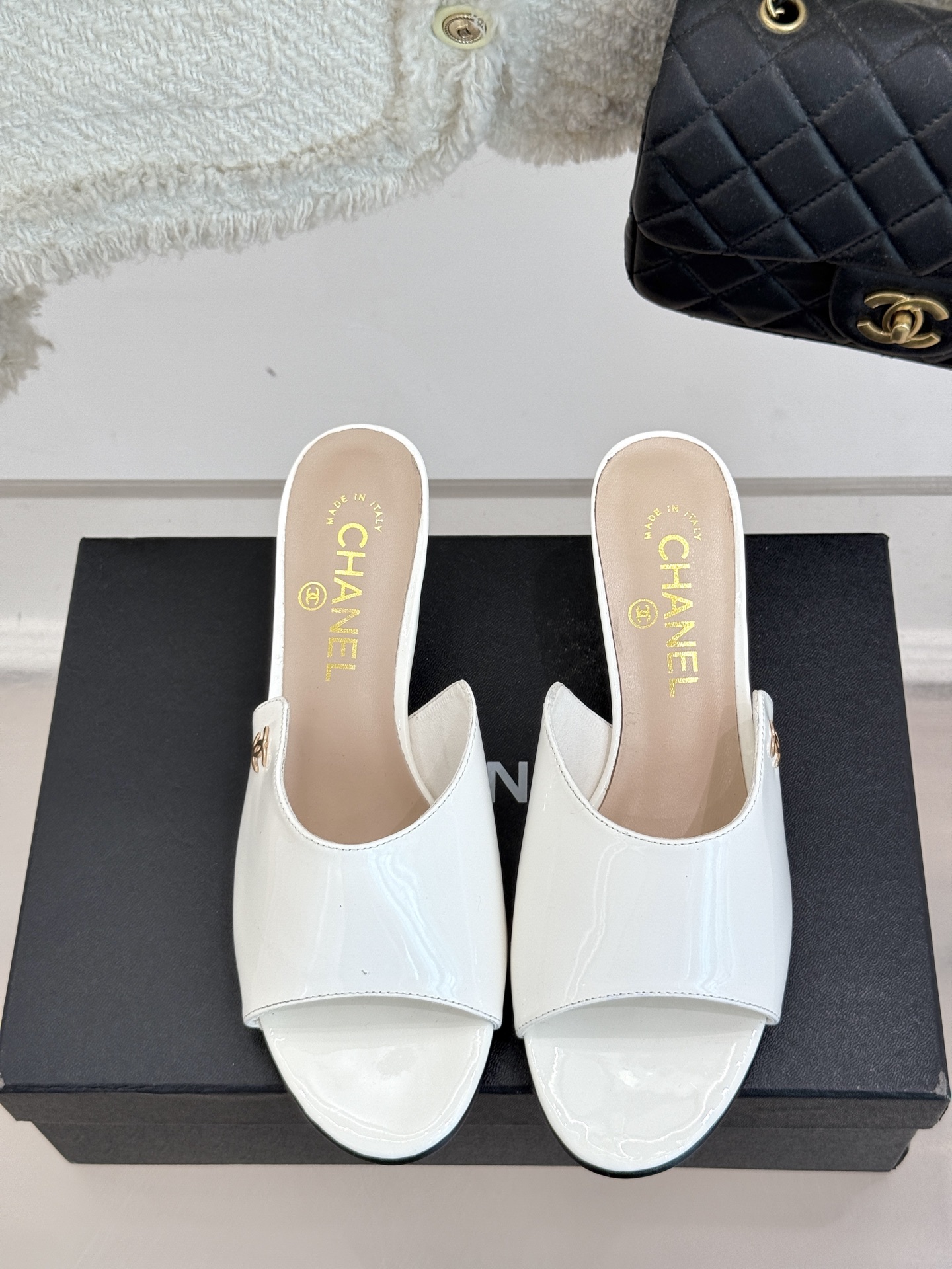 
CHANE* ｜小香25。春夏新品
双C猫跟拖鞋
鞋面采用原版定制皮料
内里垫脚均为丝绸羊皮
意大利进