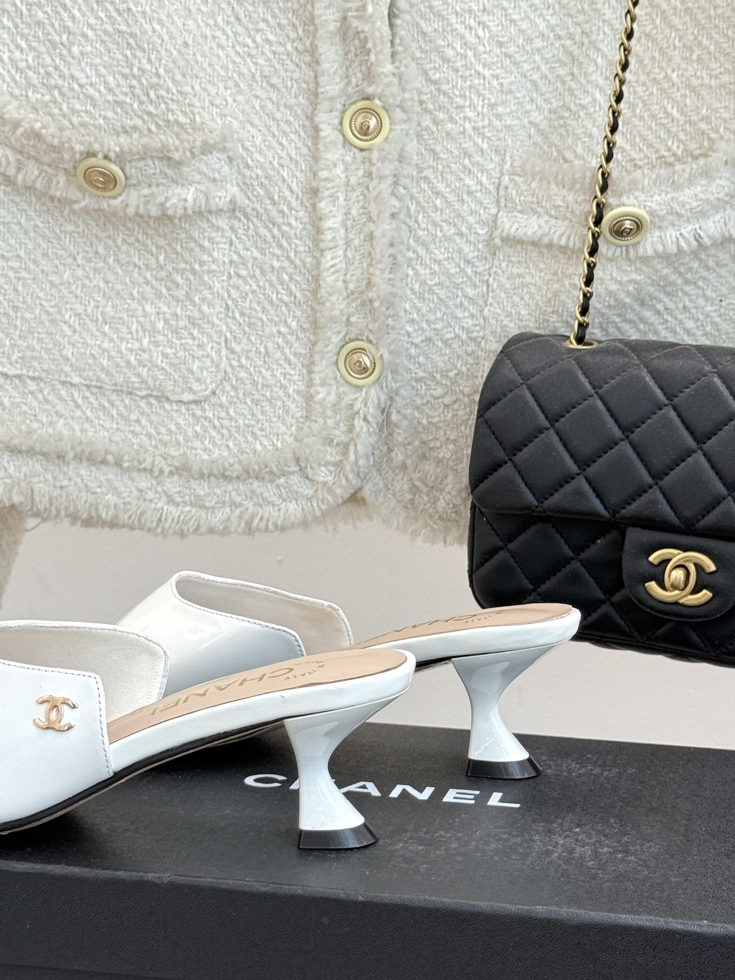 
CHANE* ｜小香25。春夏新品
双C猫跟拖鞋
鞋面采用原版定制皮料
内里垫脚均为丝绸羊皮
意大利进