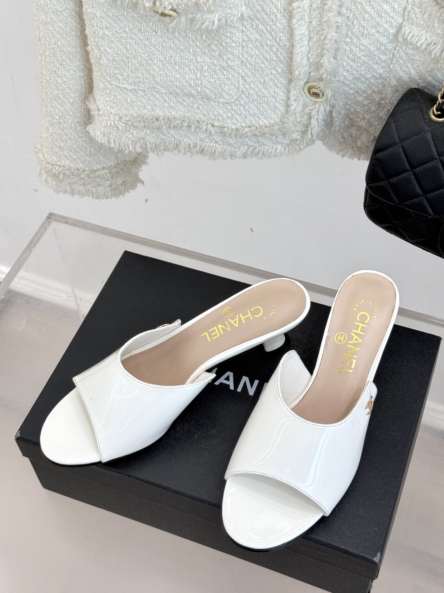 
CHANE* ｜小香25。春夏新品
双C猫跟拖鞋
鞋面采用原版定制皮料
内里垫脚均为丝绸羊皮
意大利进