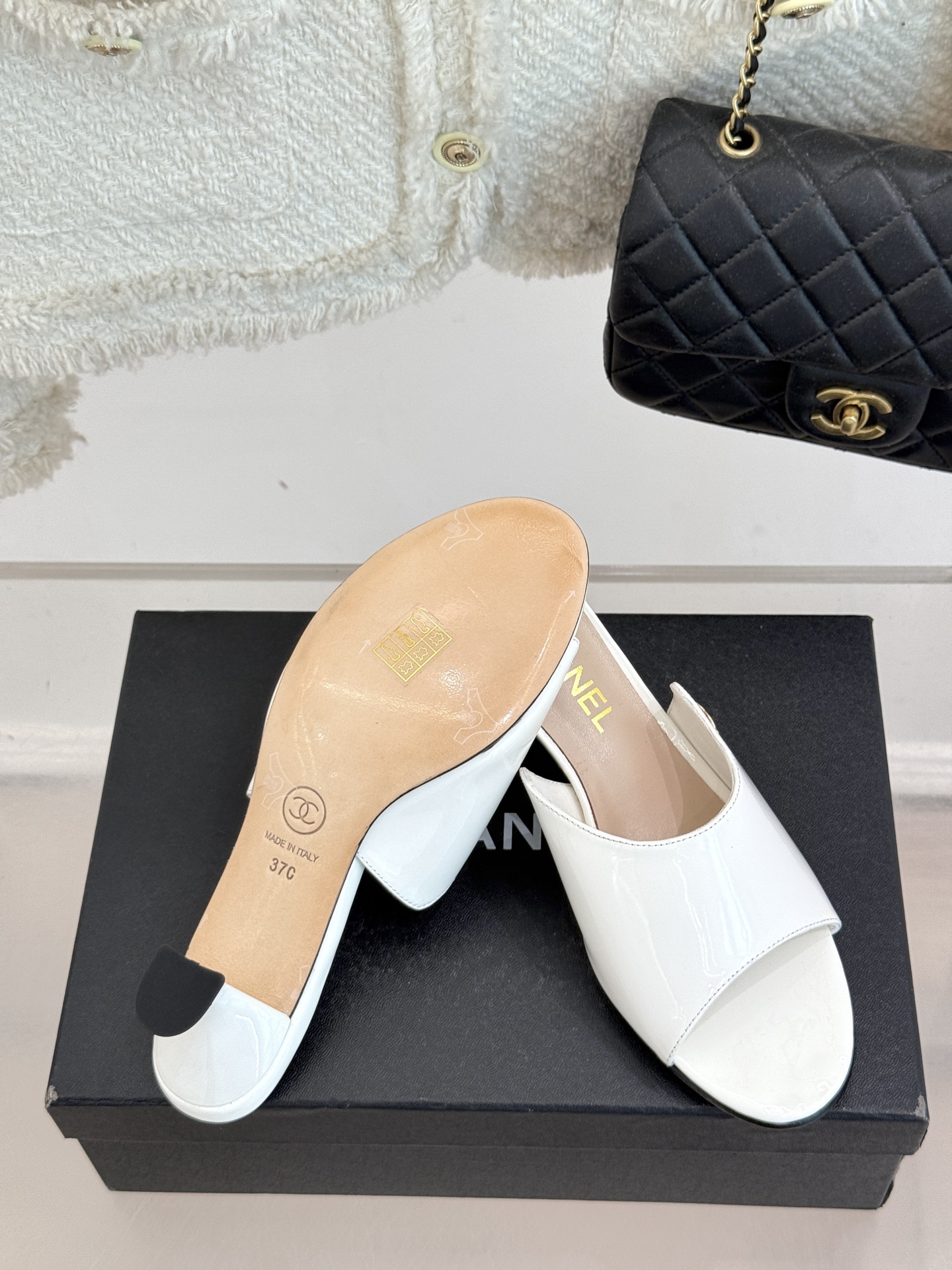 
CHANE* ｜小香25。春夏新品
双C猫跟拖鞋
鞋面采用原版定制皮料
内里垫脚均为丝绸羊皮
意大利进