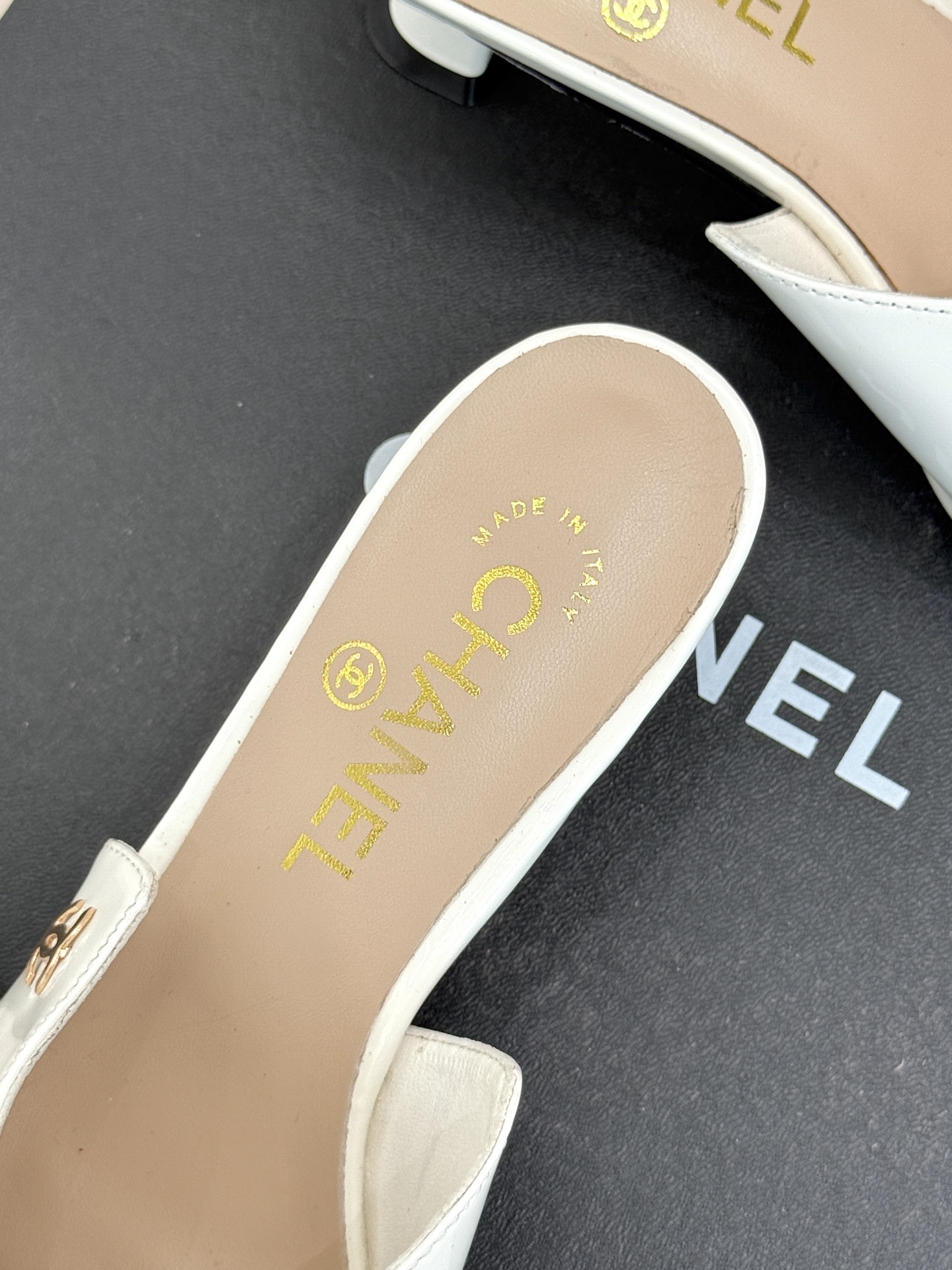 
CHANE* ｜小香25。春夏新品
双C猫跟拖鞋
鞋面采用原版定制皮料
内里垫脚均为丝绸羊皮
意大利进
