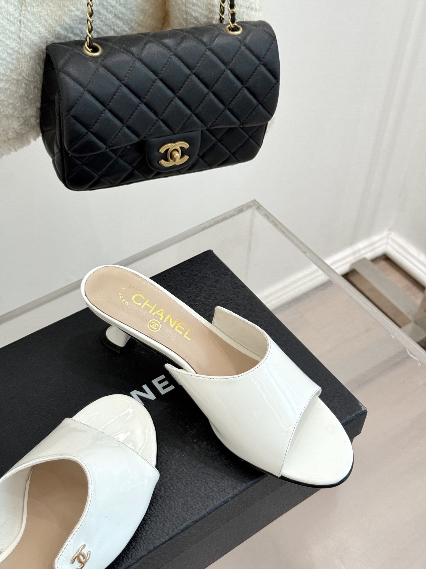 
CHANE* ｜小香25。春夏新品
双C猫跟拖鞋
鞋面采用原版定制皮料
内里垫脚均为丝绸羊皮
意大利进