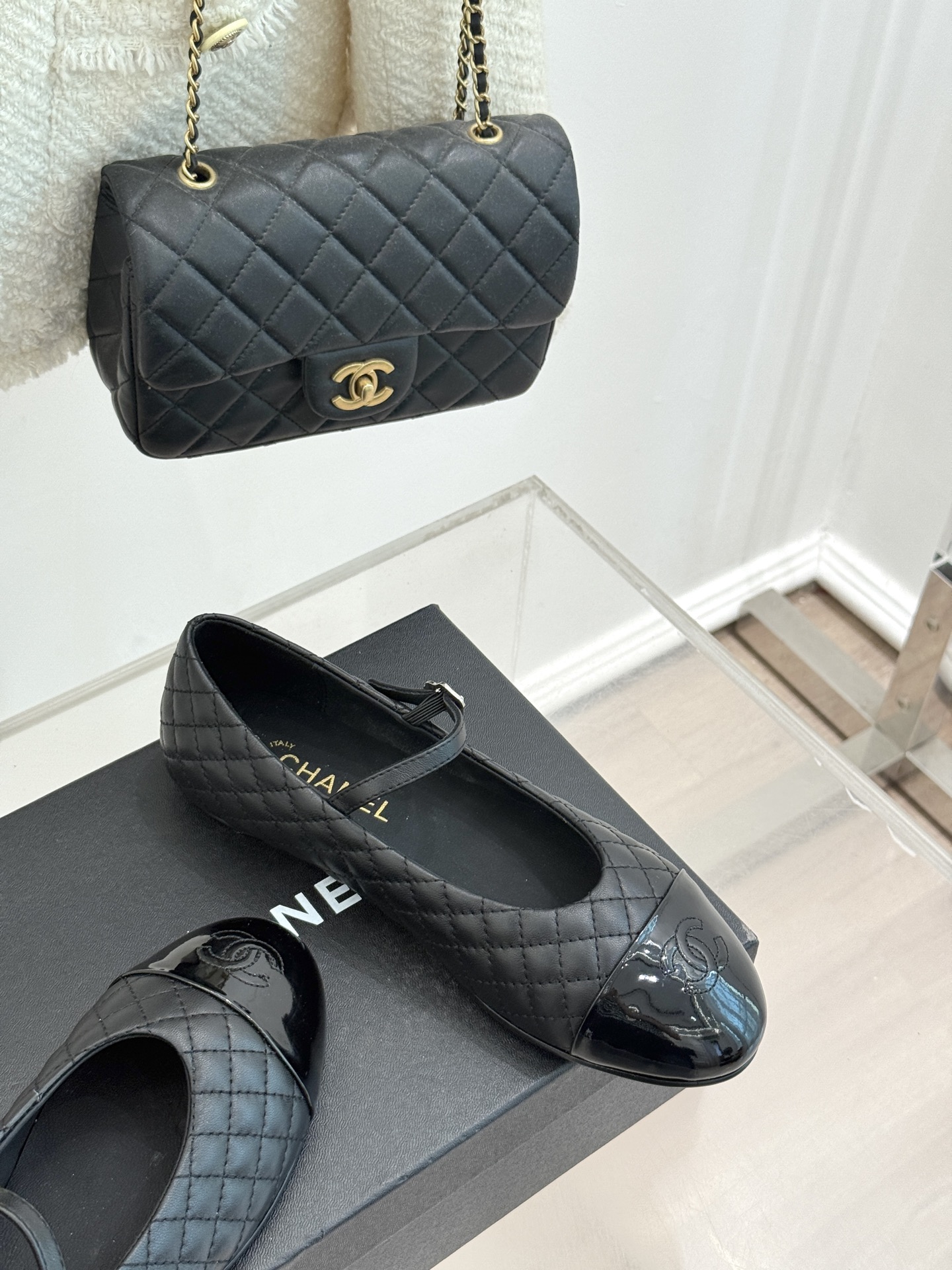 
CHANE* ｜小香25A春夏新品
菱格拼色平底玛丽珍鞋
优雅永不过时 简直美到犯规！
经典菱格纹搭配