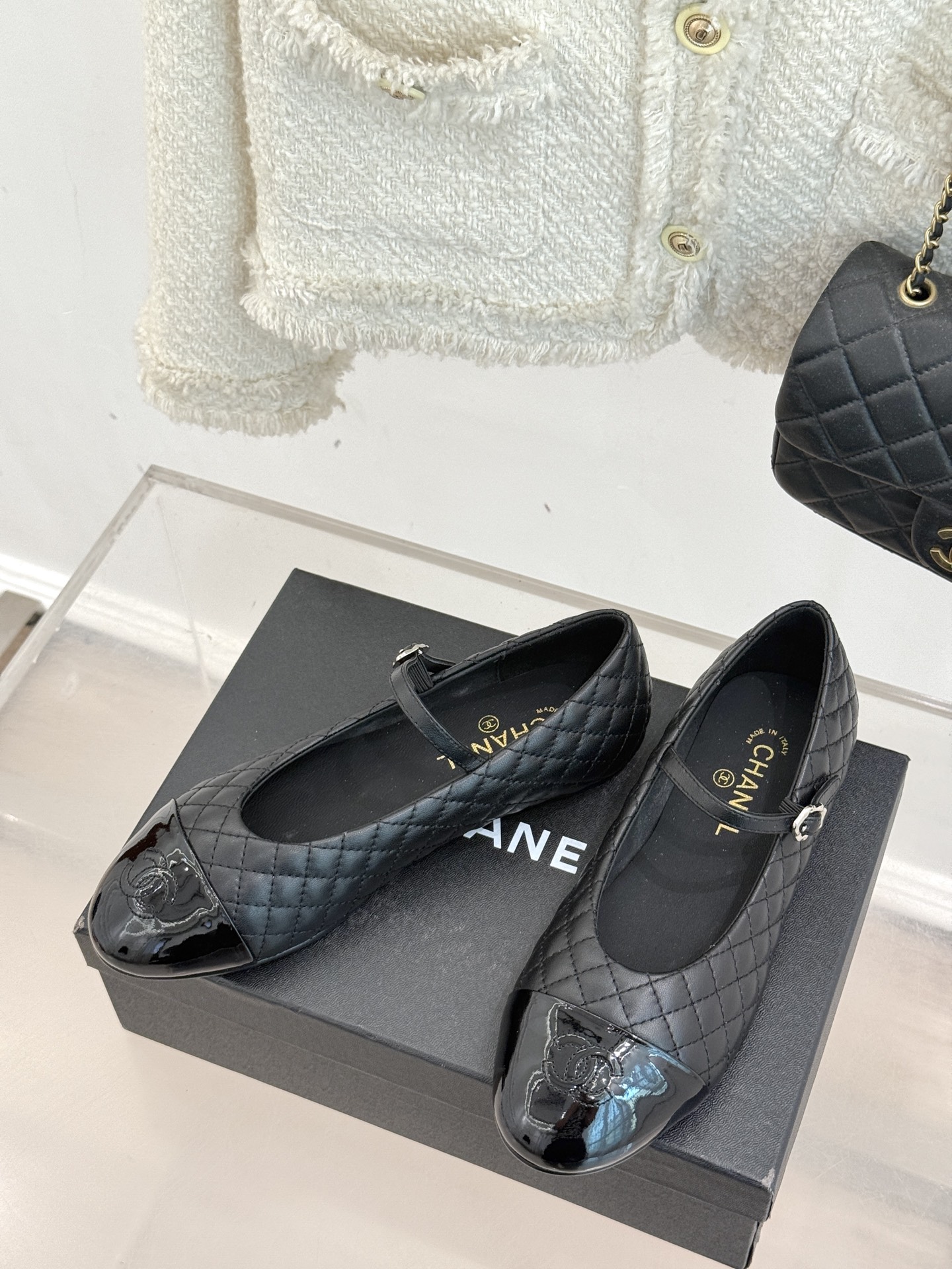 
CHANE* ｜小香25A春夏新品
菱格拼色平底玛丽珍鞋
优雅永不过时 简直美到犯规！
经典菱格纹搭配