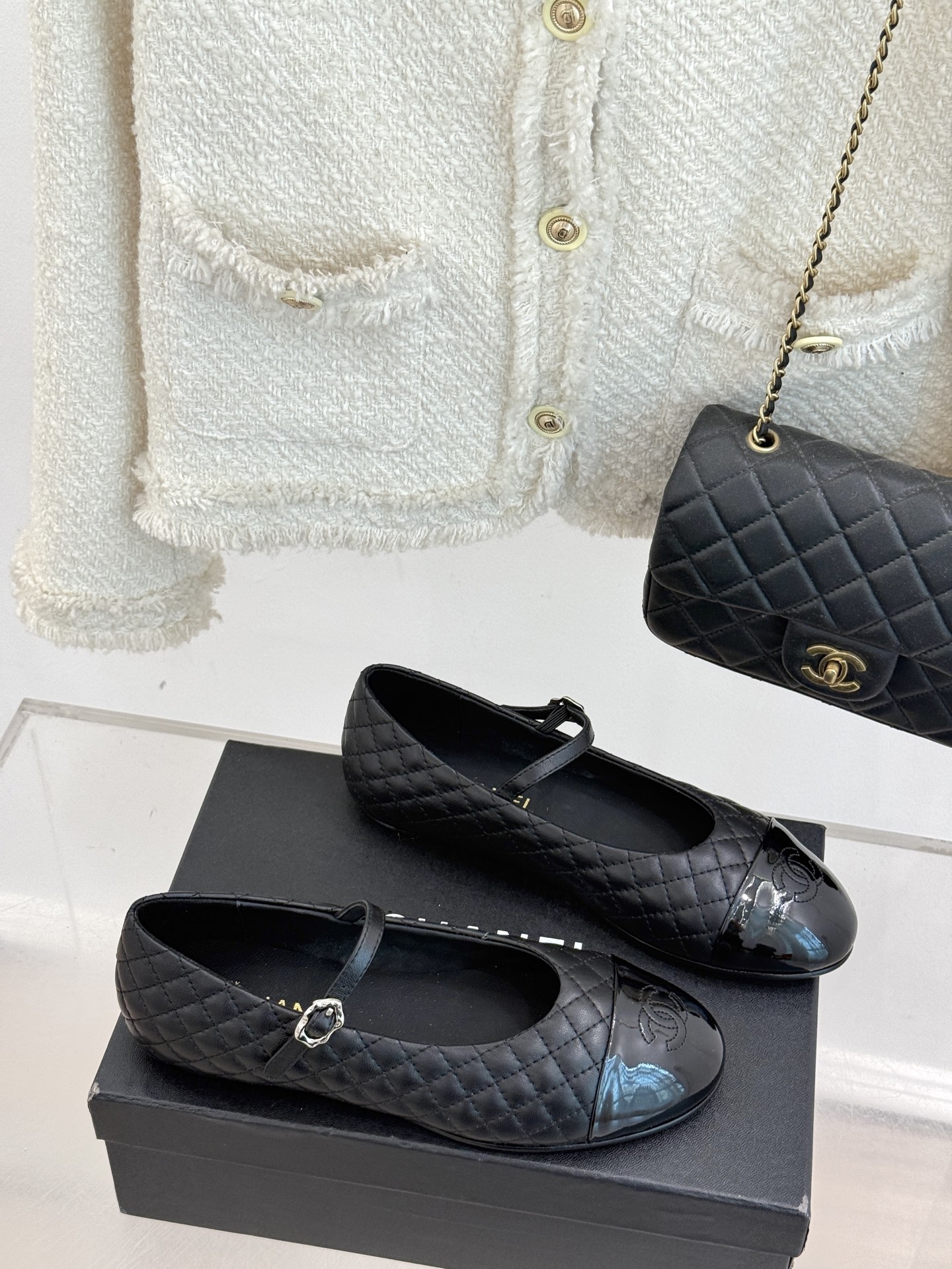 
CHANE* ｜小香25A春夏新品
菱格拼色平底玛丽珍鞋
优雅永不过时 简直美到犯规！
经典菱格纹搭配