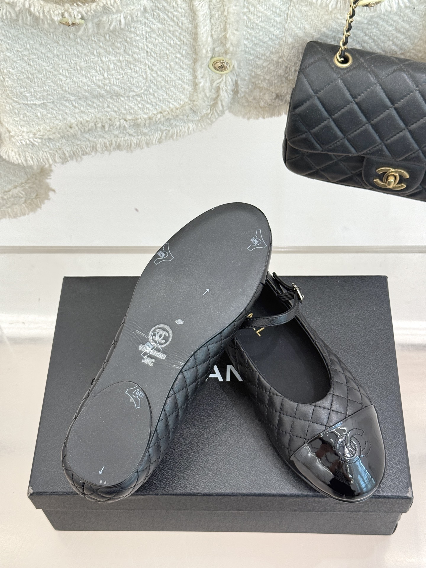 
CHANE* ｜小香25A春夏新品
菱格拼色平底玛丽珍鞋
优雅永不过时 简直美到犯规！
经典菱格纹搭配