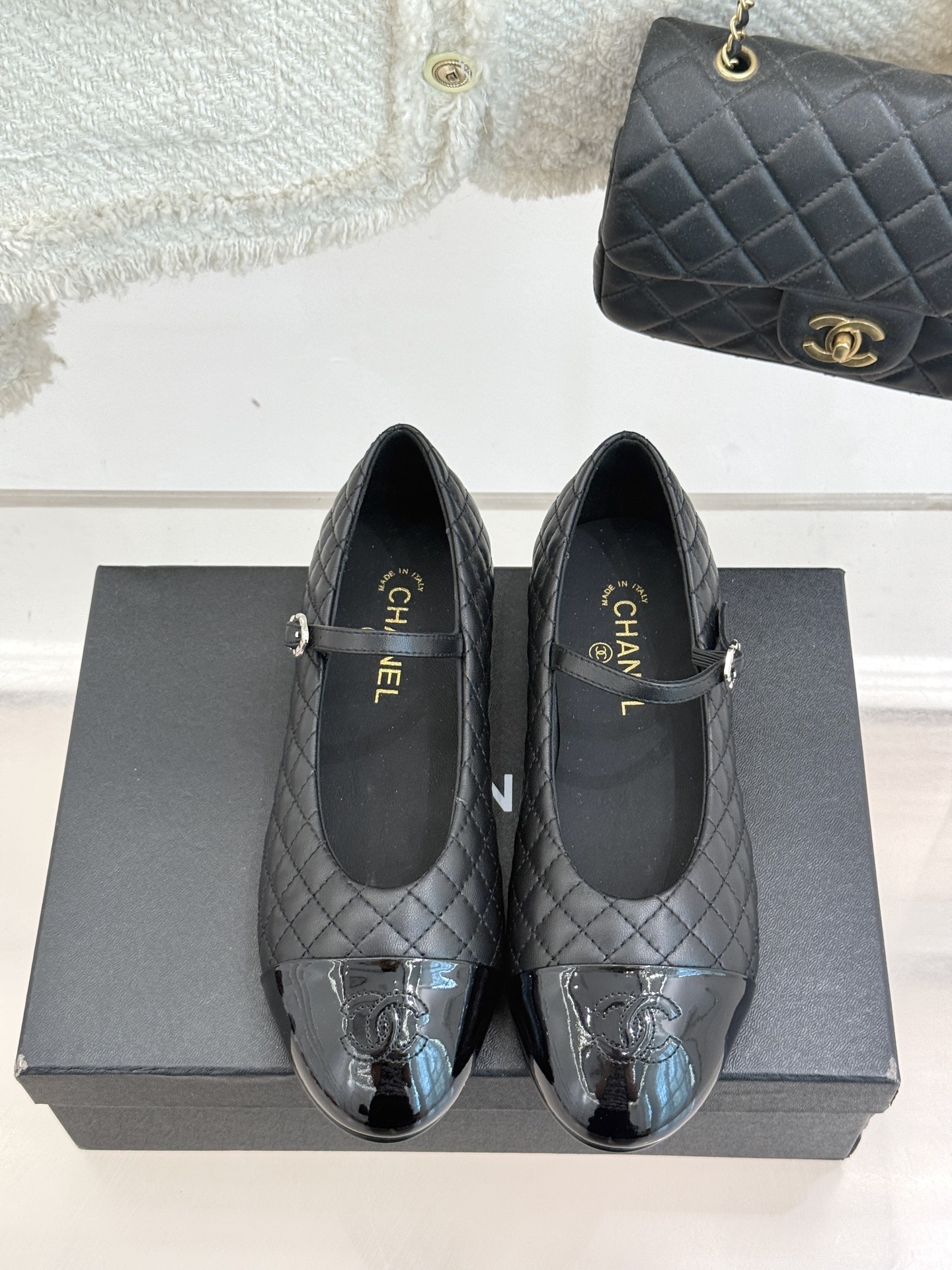 
CHANE* ｜小香25A春夏新品
菱格拼色平底玛丽珍鞋
优雅永不过时 简直美到犯规！
经典菱格纹搭配