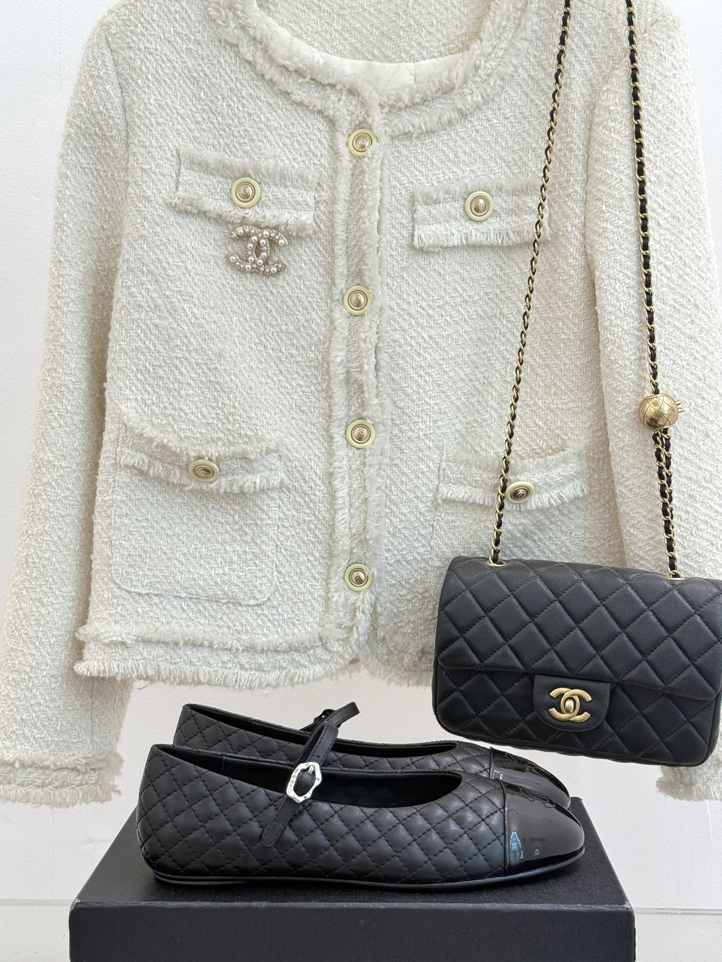 
CHANE* ｜小香25A春夏新品
菱格拼色平底玛丽珍鞋
优雅永不过时 简直美到犯规！
经典菱格纹搭配