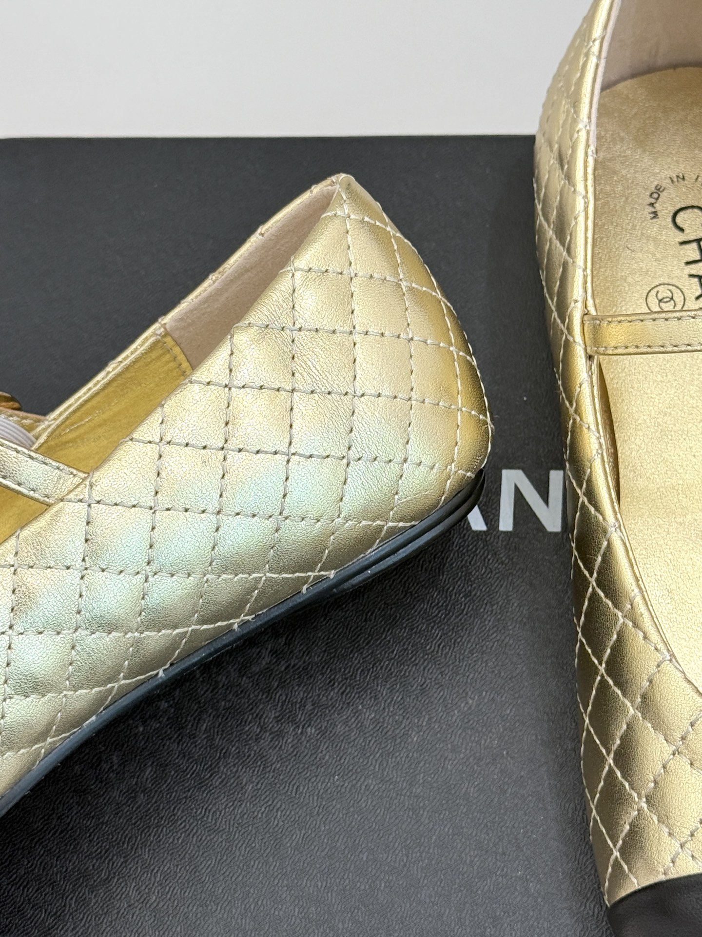 
CHANE* ｜小香25A春夏新品
菱格拼色平底玛丽珍鞋
优雅永不过时 简直美到犯规！
经典菱格纹搭配