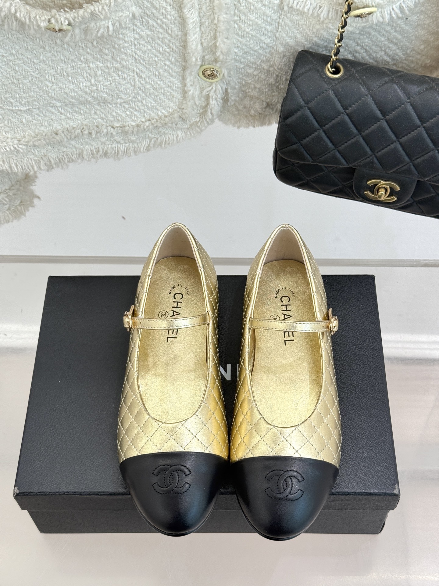 
CHANE* ｜小香25A春夏新品
菱格拼色平底玛丽珍鞋
优雅永不过时 简直美到犯规！
经典菱格纹搭配