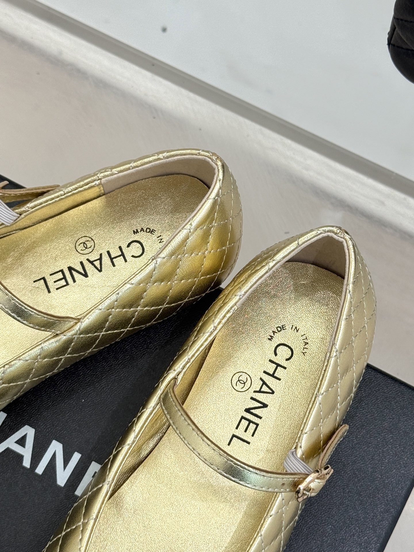 
CHANE* ｜小香25A春夏新品
菱格拼色平底玛丽珍鞋
优雅永不过时 简直美到犯规！
经典菱格纹搭配