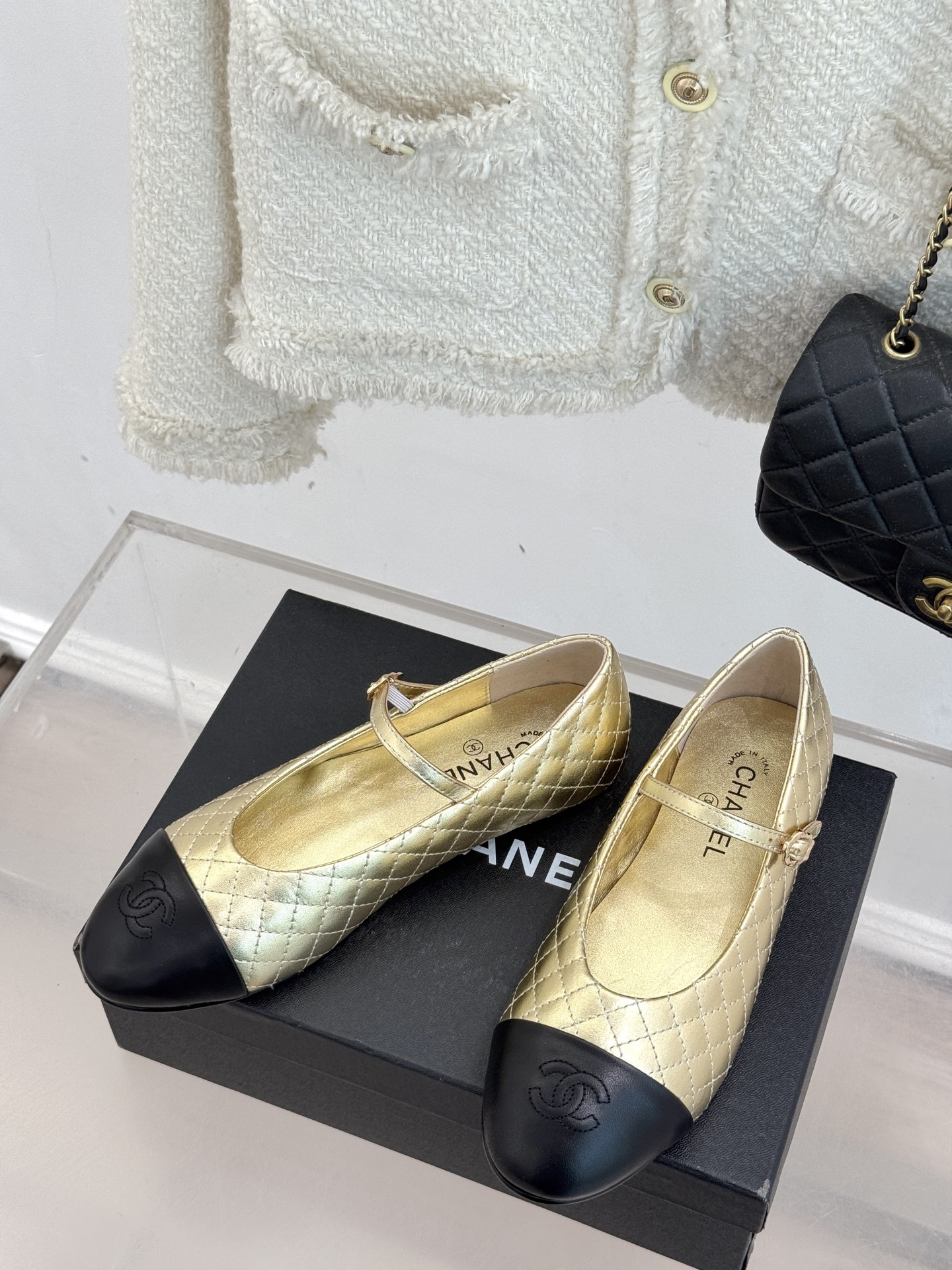 
CHANE* ｜小香25A春夏新品
菱格拼色平底玛丽珍鞋
优雅永不过时 简直美到犯规！
经典菱格纹搭配