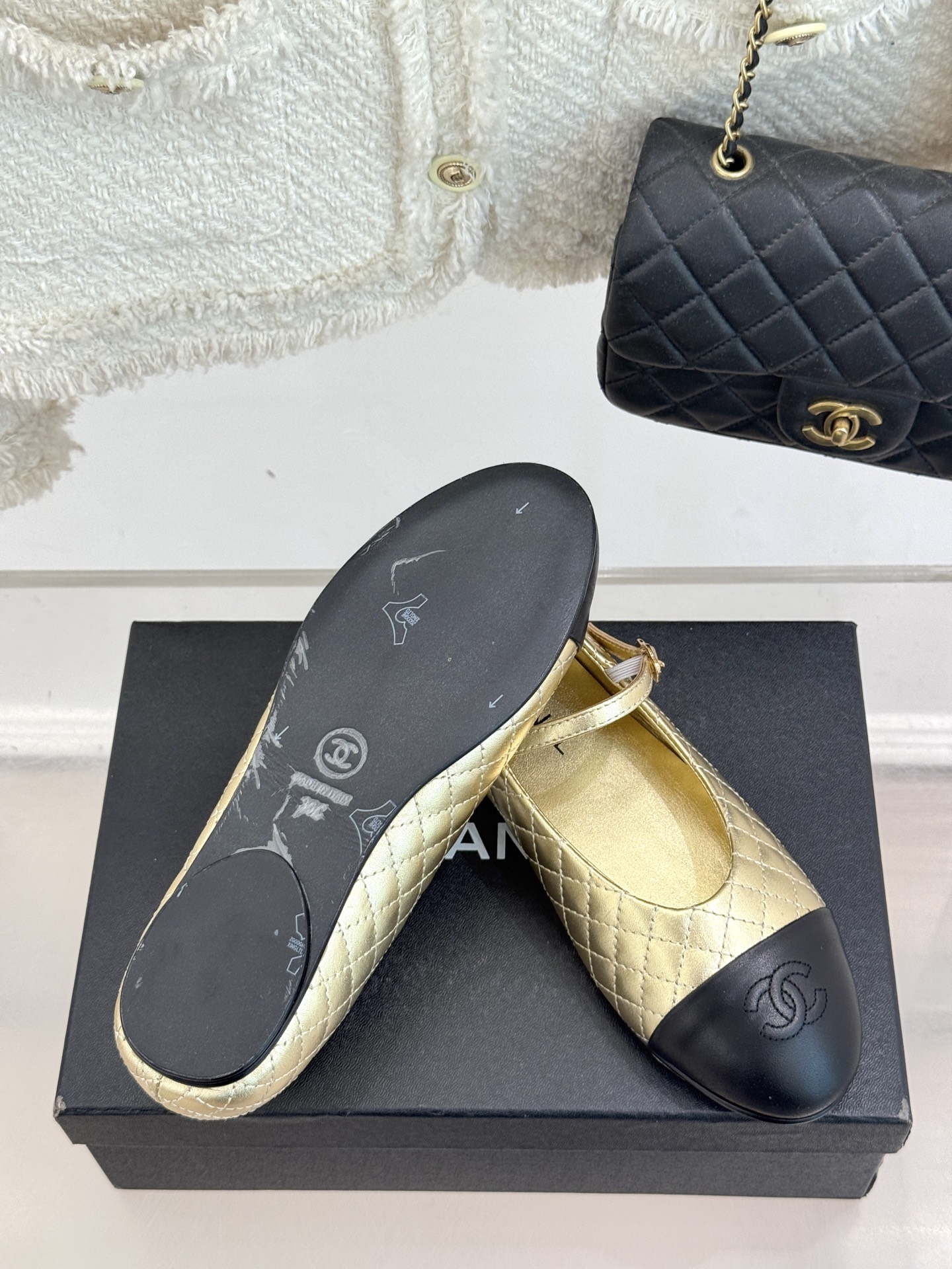 
CHANE* ｜小香25A春夏新品
菱格拼色平底玛丽珍鞋
优雅永不过时 简直美到犯规！
经典菱格纹搭配