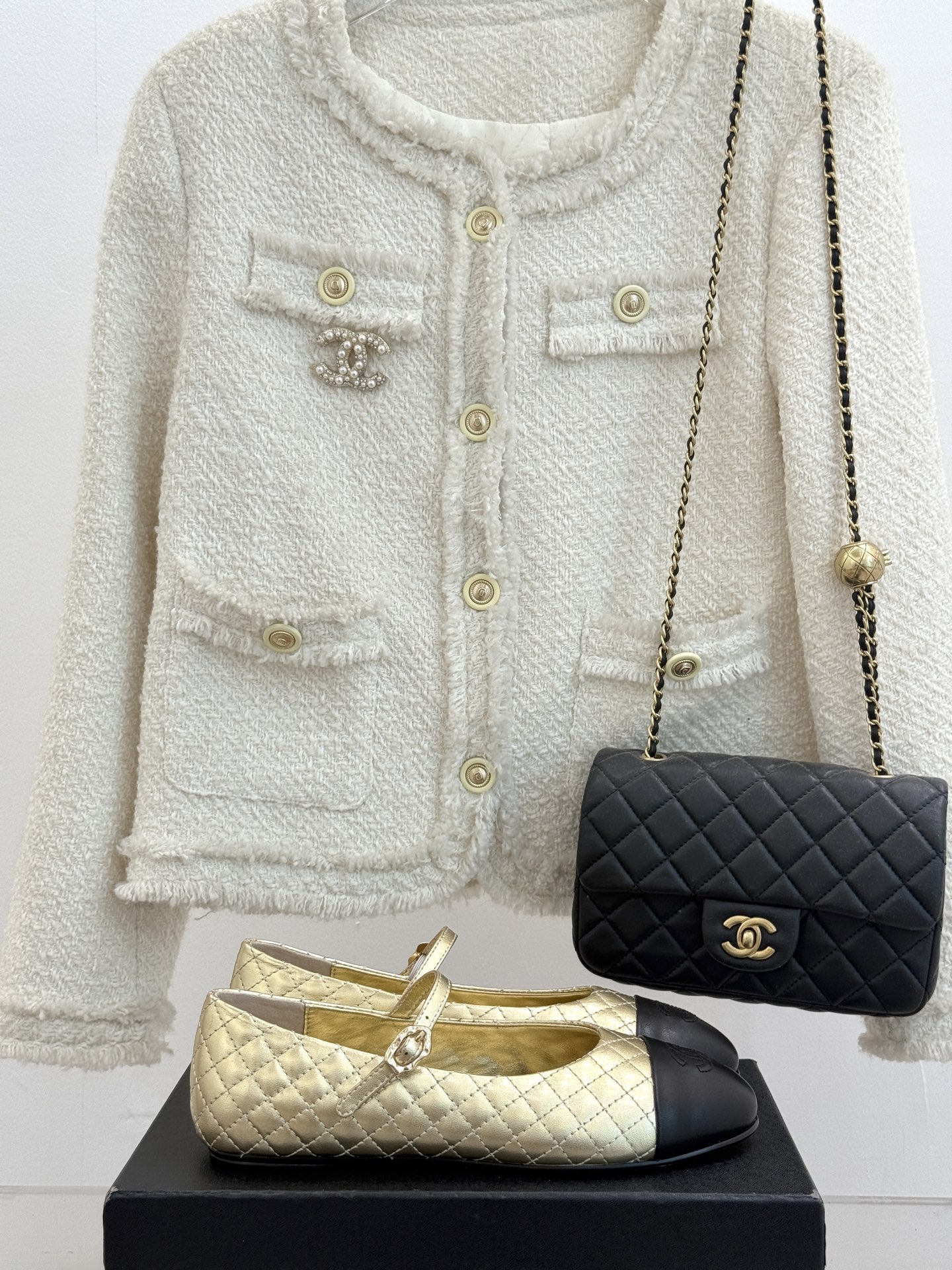 
CHANE* ｜小香25A春夏新品
菱格拼色平底玛丽珍鞋
优雅永不过时 简直美到犯规！
经典菱格纹搭配