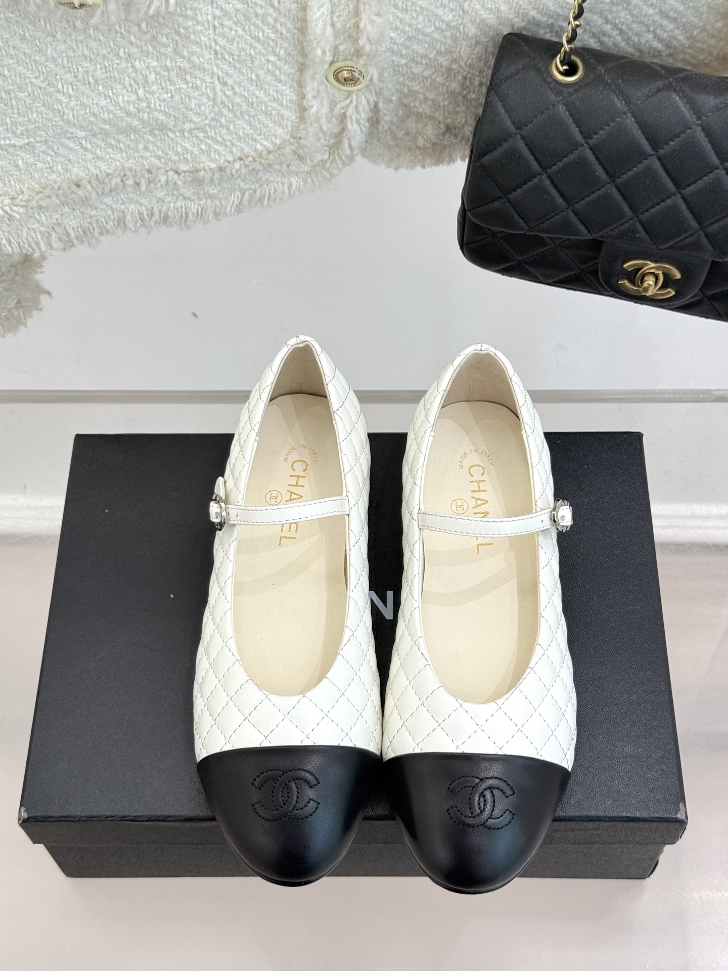 
CHANE* ｜小香25A春夏新品
菱格拼色平底玛丽珍鞋
优雅永不过时 简直美到犯规！
经典菱格纹搭配