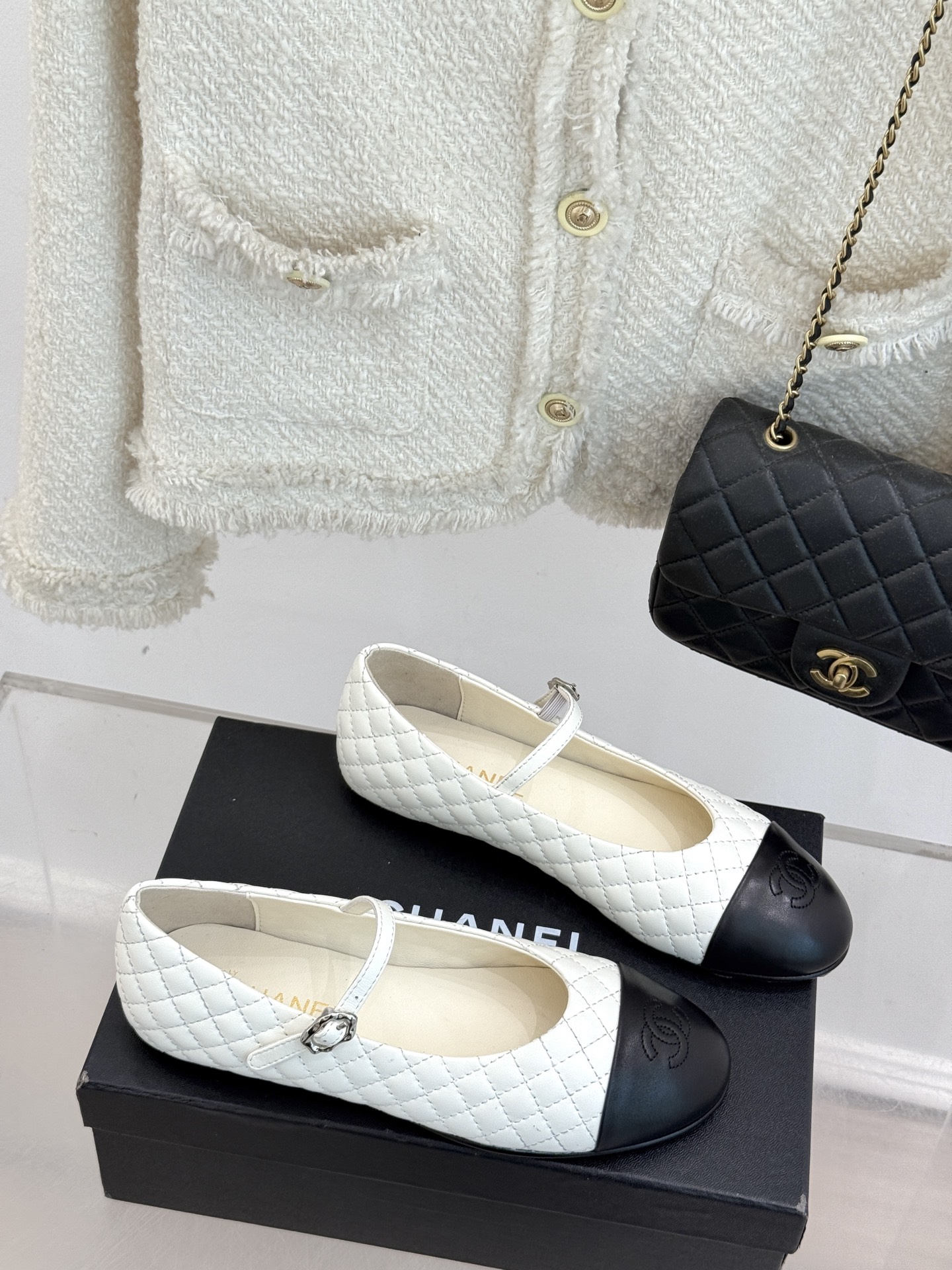 
CHANE* ｜小香25A春夏新品
菱格拼色平底玛丽珍鞋
优雅永不过时 简直美到犯规！
经典菱格纹搭配