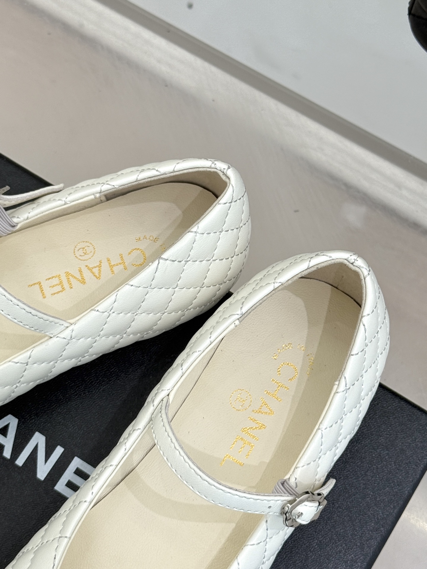 
CHANE* ｜小香25A春夏新品
菱格拼色平底玛丽珍鞋
优雅永不过时 简直美到犯规！
经典菱格纹搭配