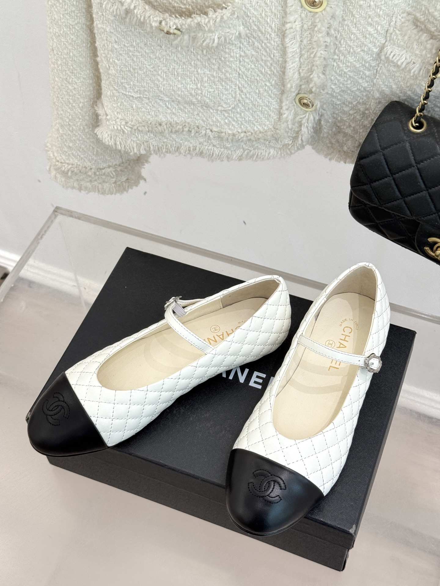 
CHANE* ｜小香25A春夏新品
菱格拼色平底玛丽珍鞋
优雅永不过时 简直美到犯规！
经典菱格纹搭配