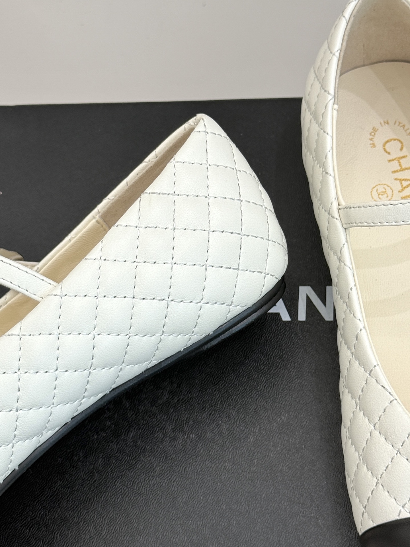 
CHANE* ｜小香25A春夏新品
菱格拼色平底玛丽珍鞋
优雅永不过时 简直美到犯规！
经典菱格纹搭配